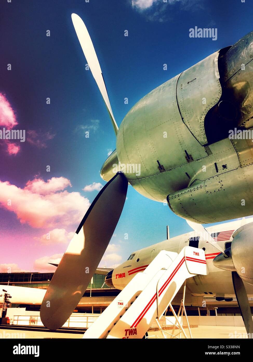 Das klassische Sternbild Flugzeug im TWA Hotel ist jetzt eine gehobene Cocktailbar, JFK Airport, New York City, Vereinigte Staaten - Smartphone-aufgenommenes Stockfoto