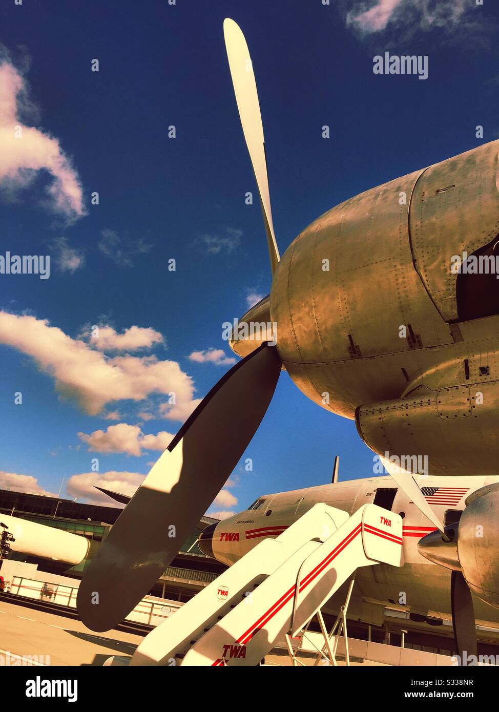 Der Constellation Airliner ist jetzt eine Cocktailbar im TWA Hotel, JFK Airport, New York City, Vereinigte Staaten - Smartphone-aufgenommenes Stockfoto