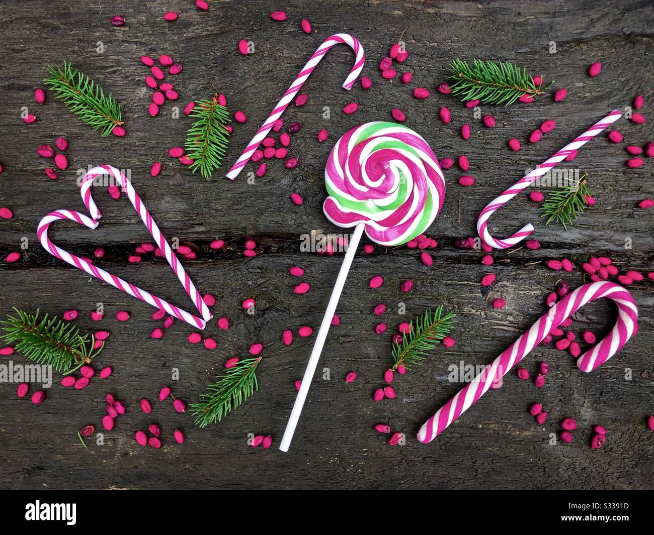 Flaches Lay mit bunten Süßigkeiten Stockfoto