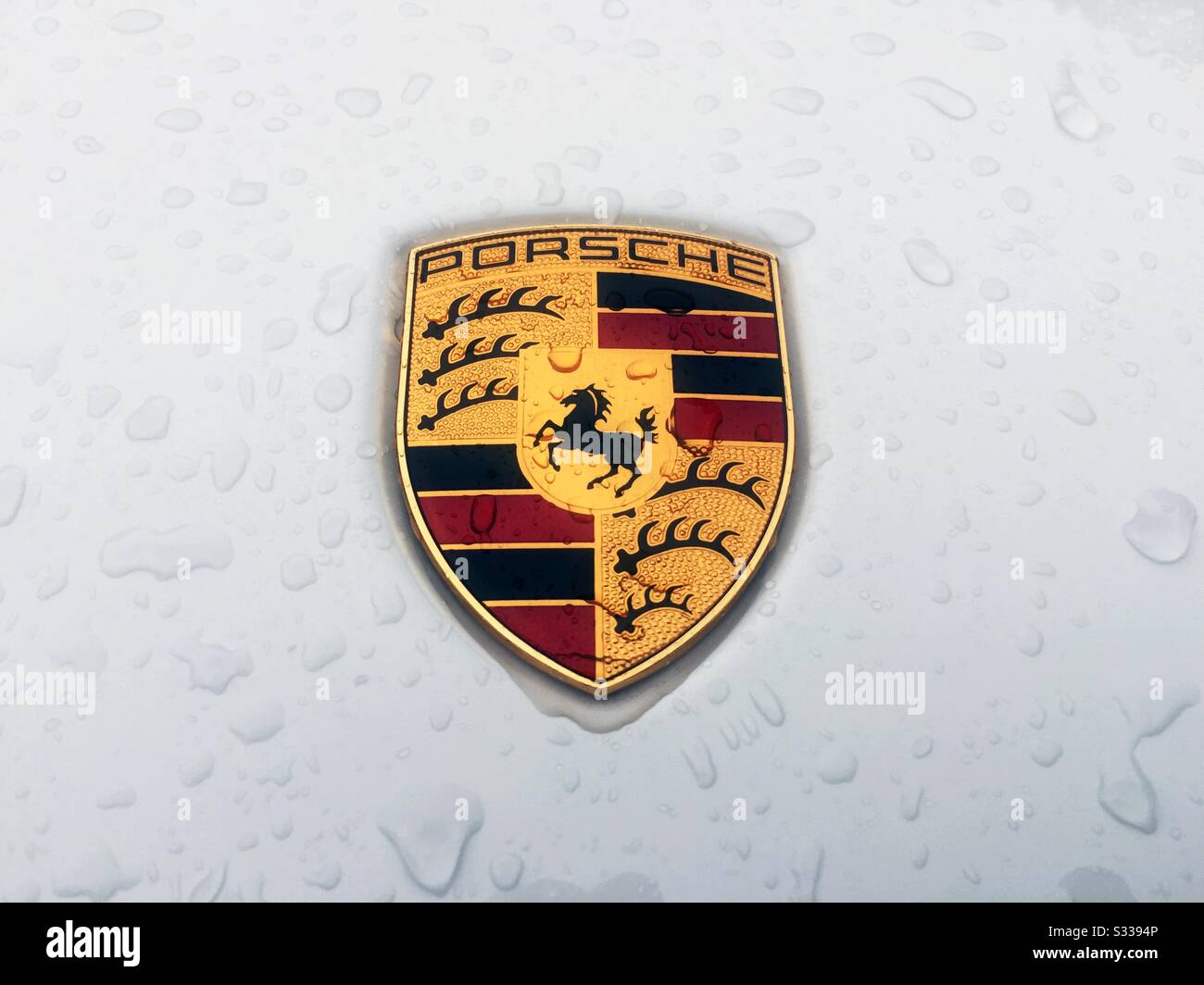 Porsche-Auto-Abzeichen - Smartphone-aufgenommenes Stockfoto