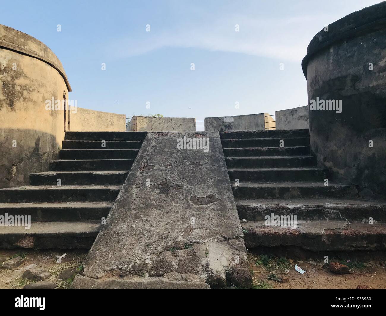 Eine Teilansicht des Forts mit Stufen - Palakkad Tipu Sultan-Fort im Herzen von Palakkad - alte Zeiten nutzten dieses Gebiet zur Überwachung feindlicher Eindringlinge - es ist ein Touristenziel Stockfoto