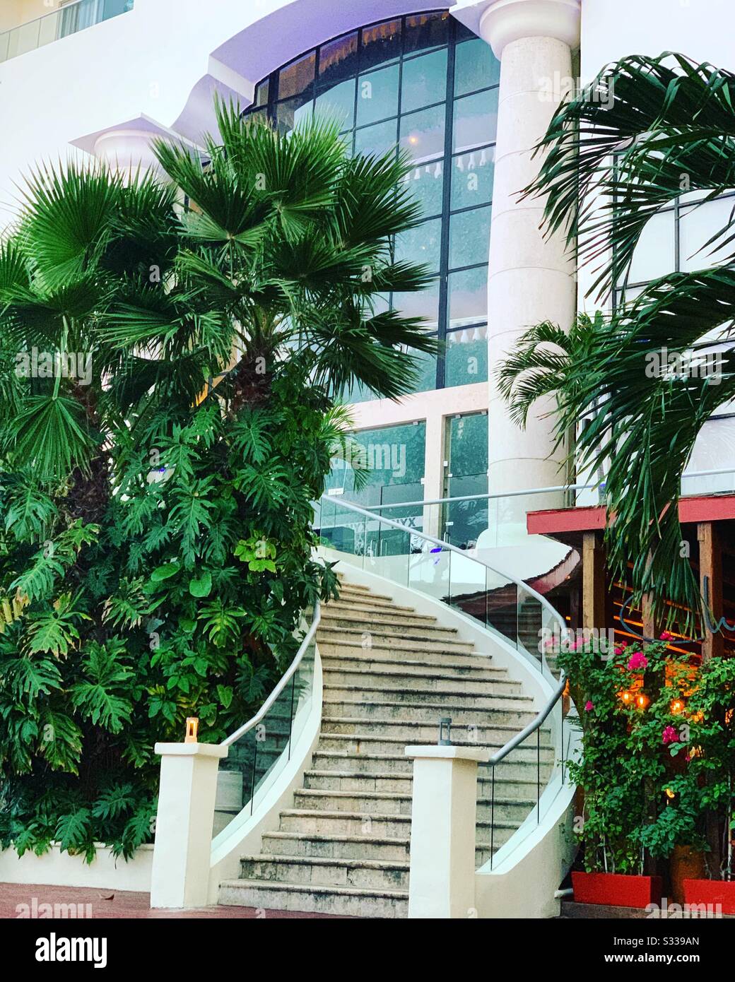 Treppe zum Eingang, Hotel NYX, Hotel Zone, Cancun, Quintana Roo, Mexiko Stockfoto