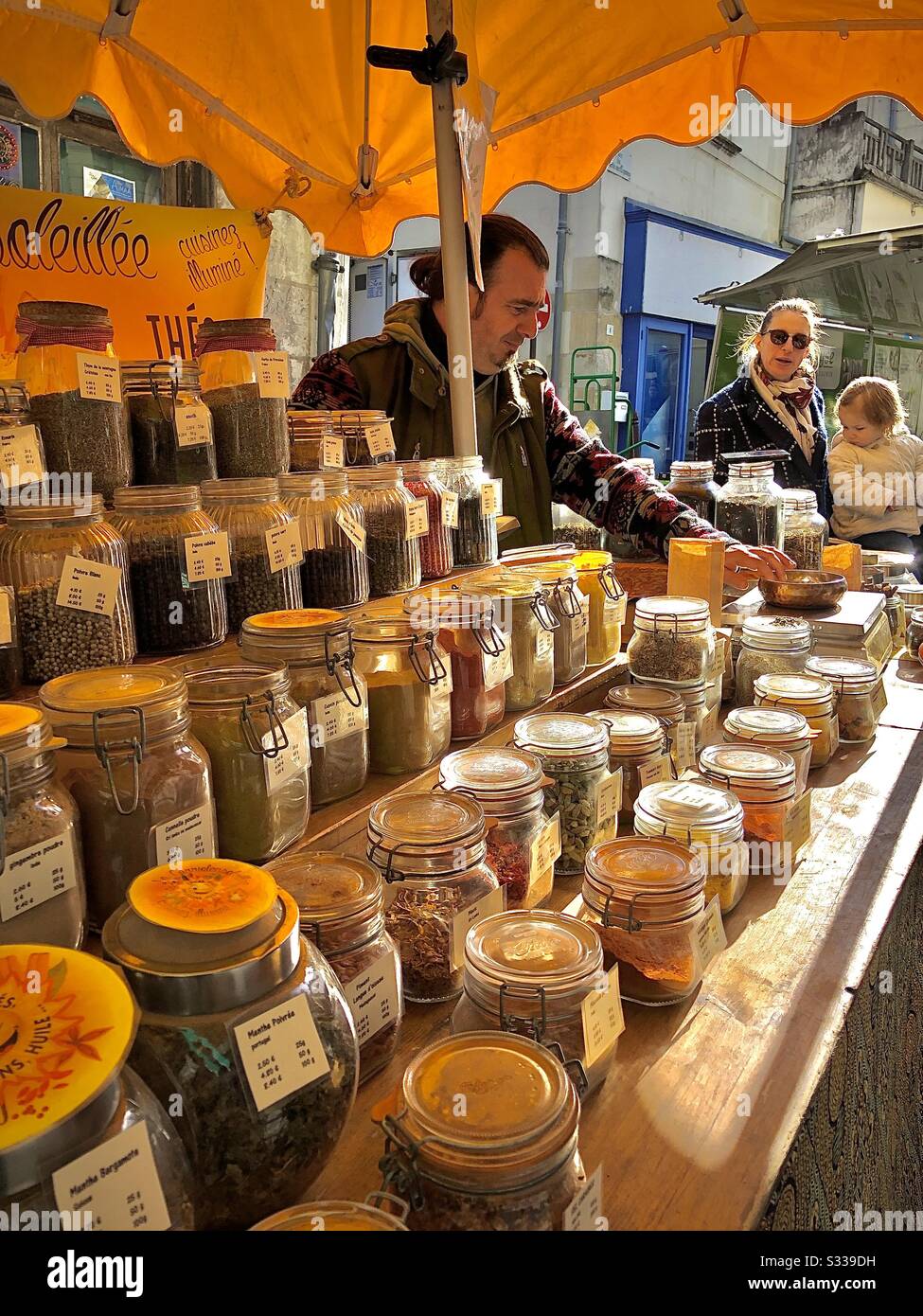 Gewürzhändler am Markttag in Loches, Indre-et-Loire, Frankreich. - Smartphone-aufgenommenes Stockfoto
