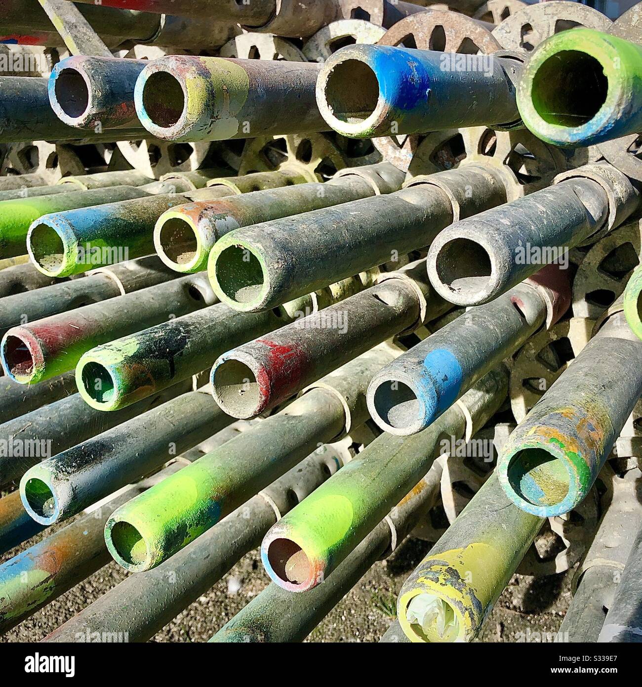 Stapel von Gerüstrohren. - Smartphone-aufgenommenes Stockfoto