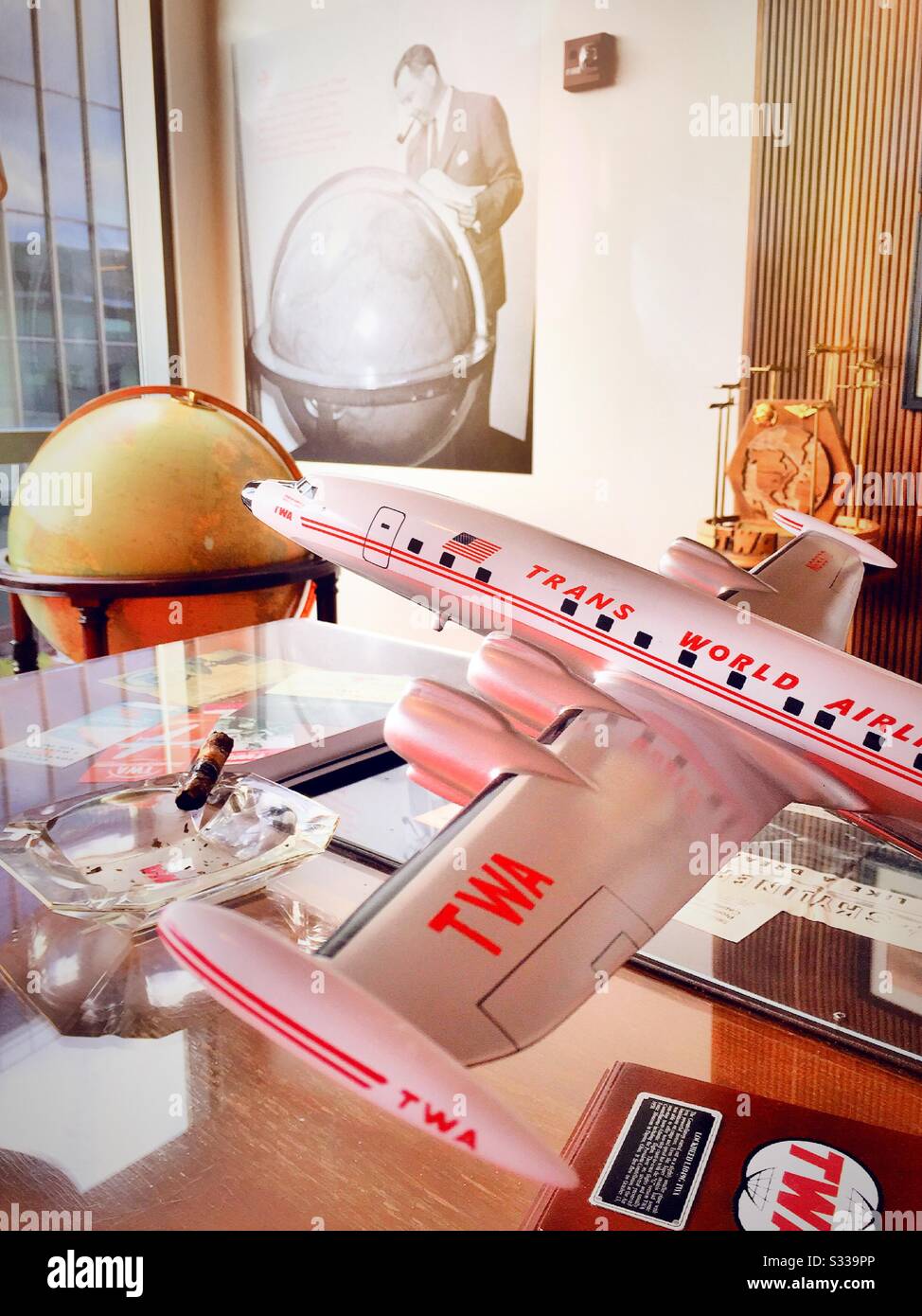 Museumsausstellung des Howard Hughes Büros im TWA Hotel am JFK Flughafen, NYC, USA - Smartphone-aufgenommenes Stockfoto