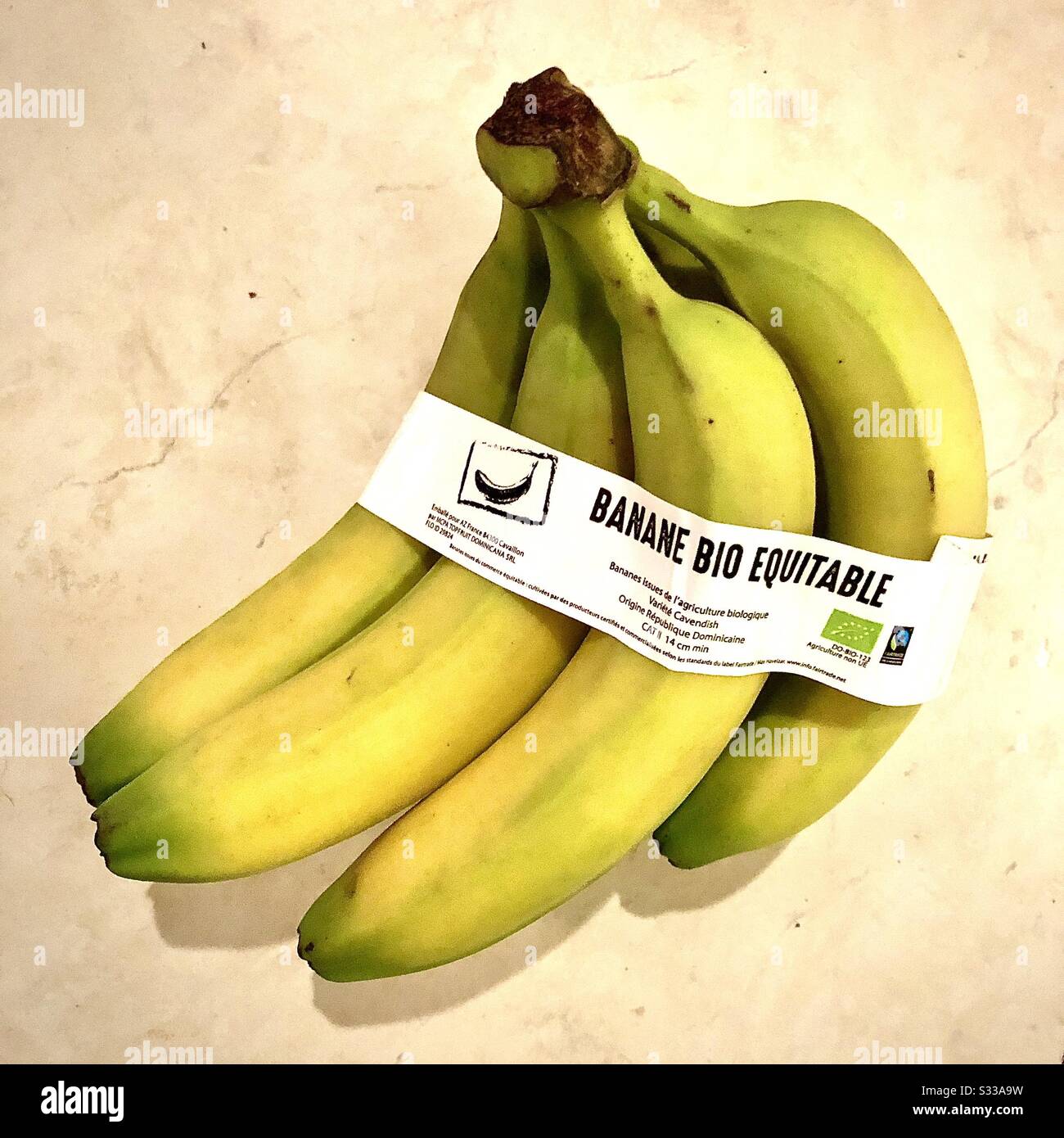 Bananen aus fairem Handel mit biologischem Bananen. - Smartphone-aufgenommenes Stockfoto