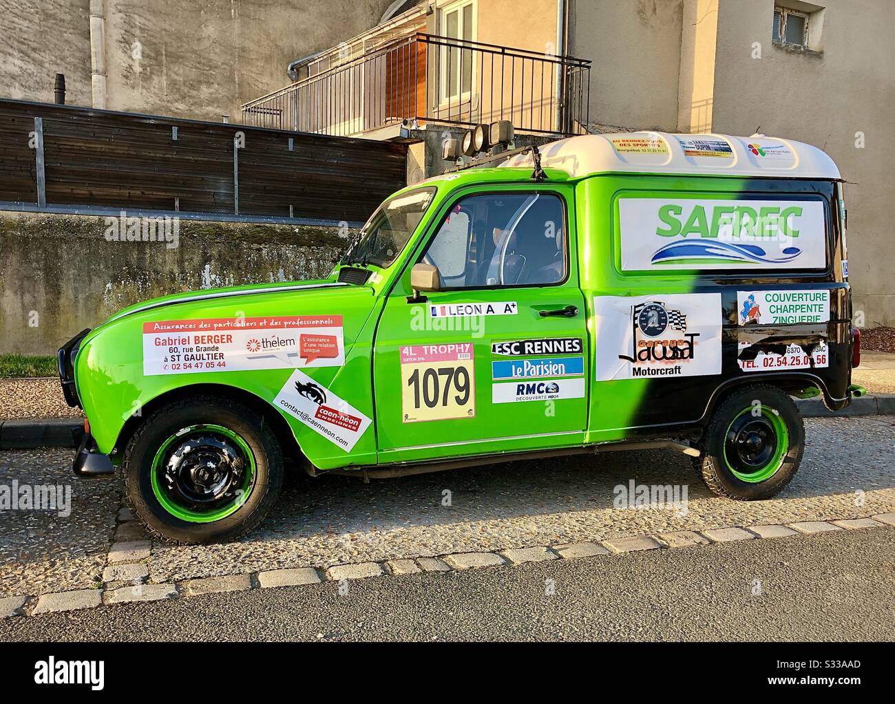 Sportlicher Renault 4L Camionnette Rallye-Wagen mit mehreren Sponsoren, Argenton-sur-Creuse, Indre, Frankreich. - Smartphone-aufgenommenes Stockfoto
