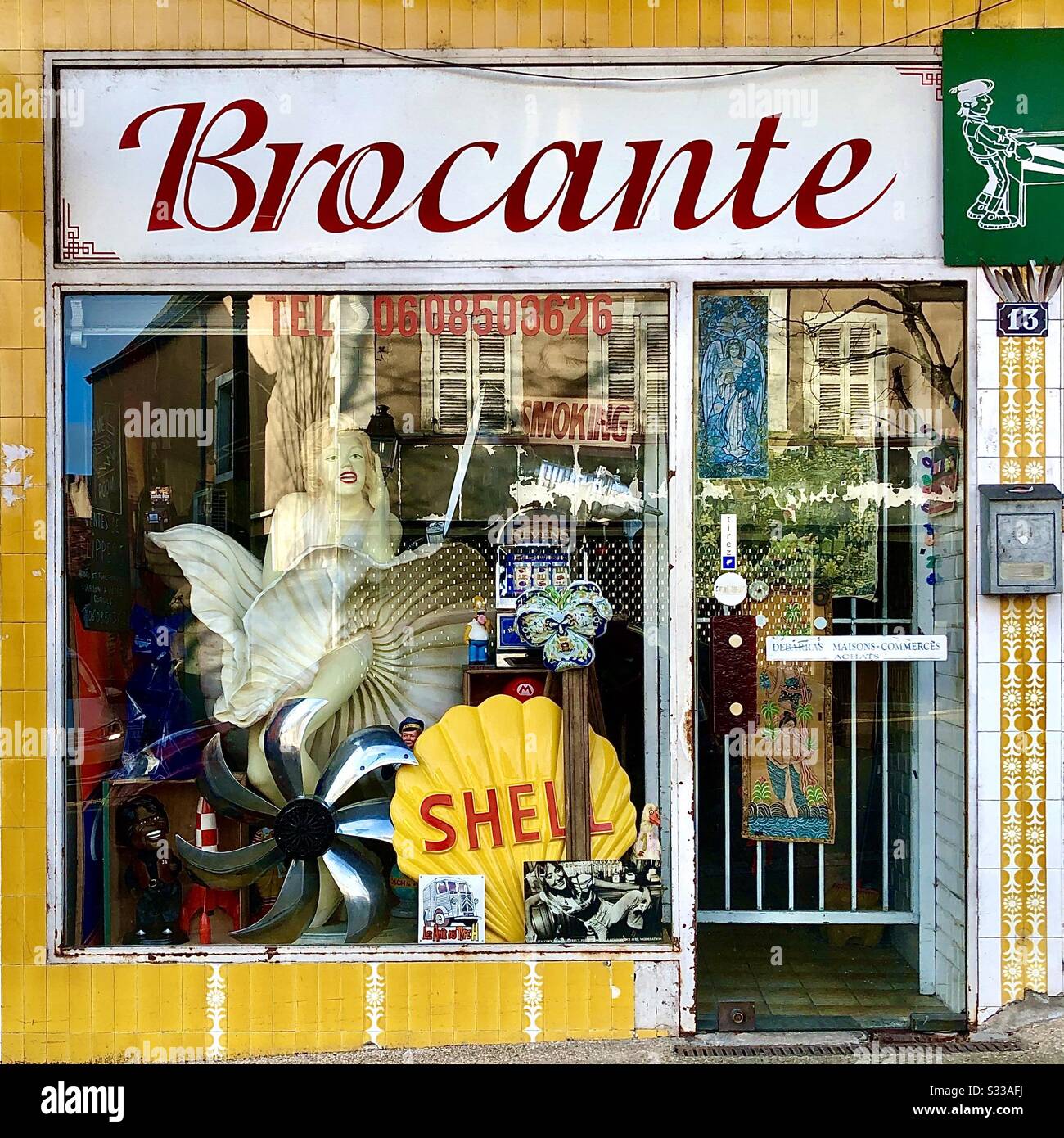 Antiquitätengeschäft in Argenton-sur-Creuse, Indre, Frankreich. - Smartphone-aufgenommenes Stockfoto