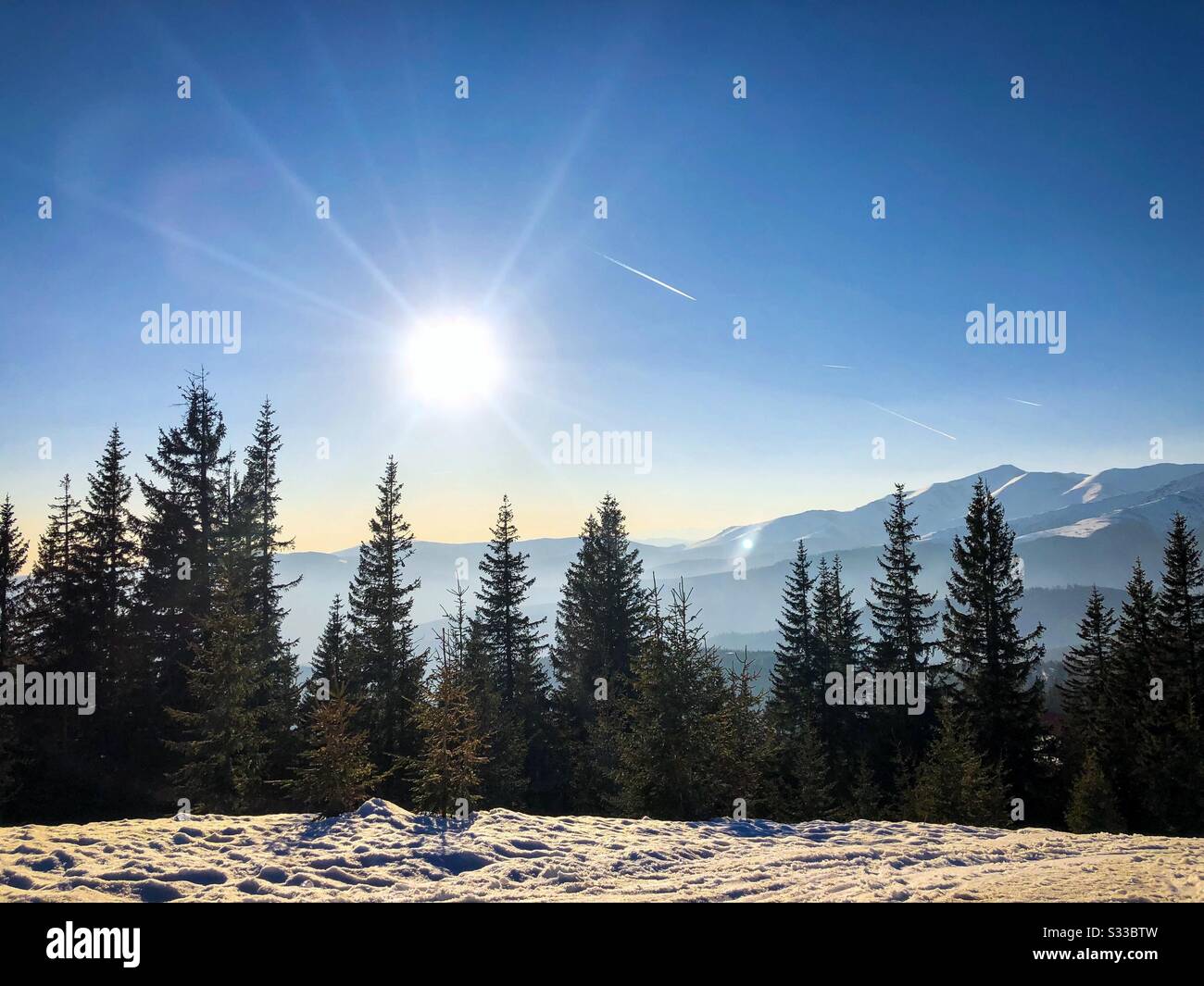 Sonnenlicht über den Bergen im Winter Stockfoto