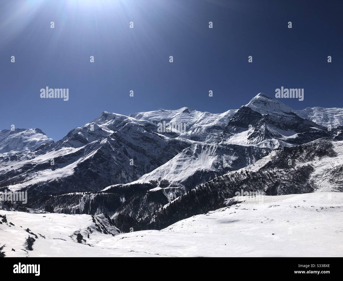 Schneebedeckte Berge an einem sonnigen Tag in Annapurna, Nepal. Stockfoto