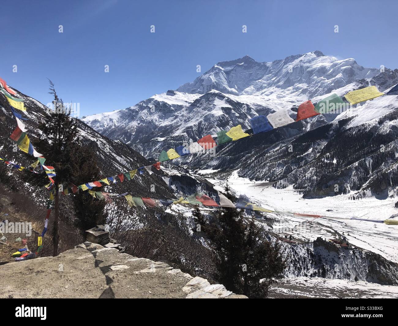 Berge mit Gebetflaggen auf dem Annapurna Circuit, Nepal. Stockfoto