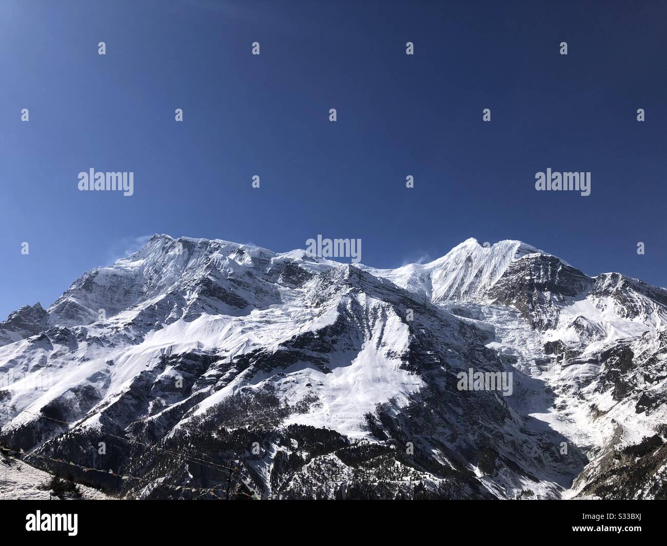 Himalaya-Gebirgskette an einem schönen sonnigen Tag in Nepal. Stockfoto