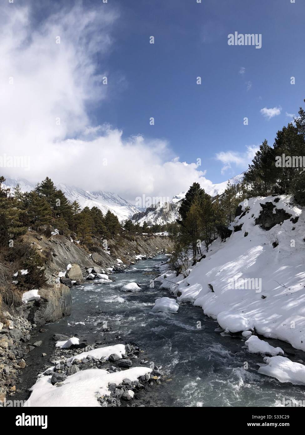 Schöner Fluss zwischen schneebedeckten Bergen im Himalaya, Nepal. Stockfoto