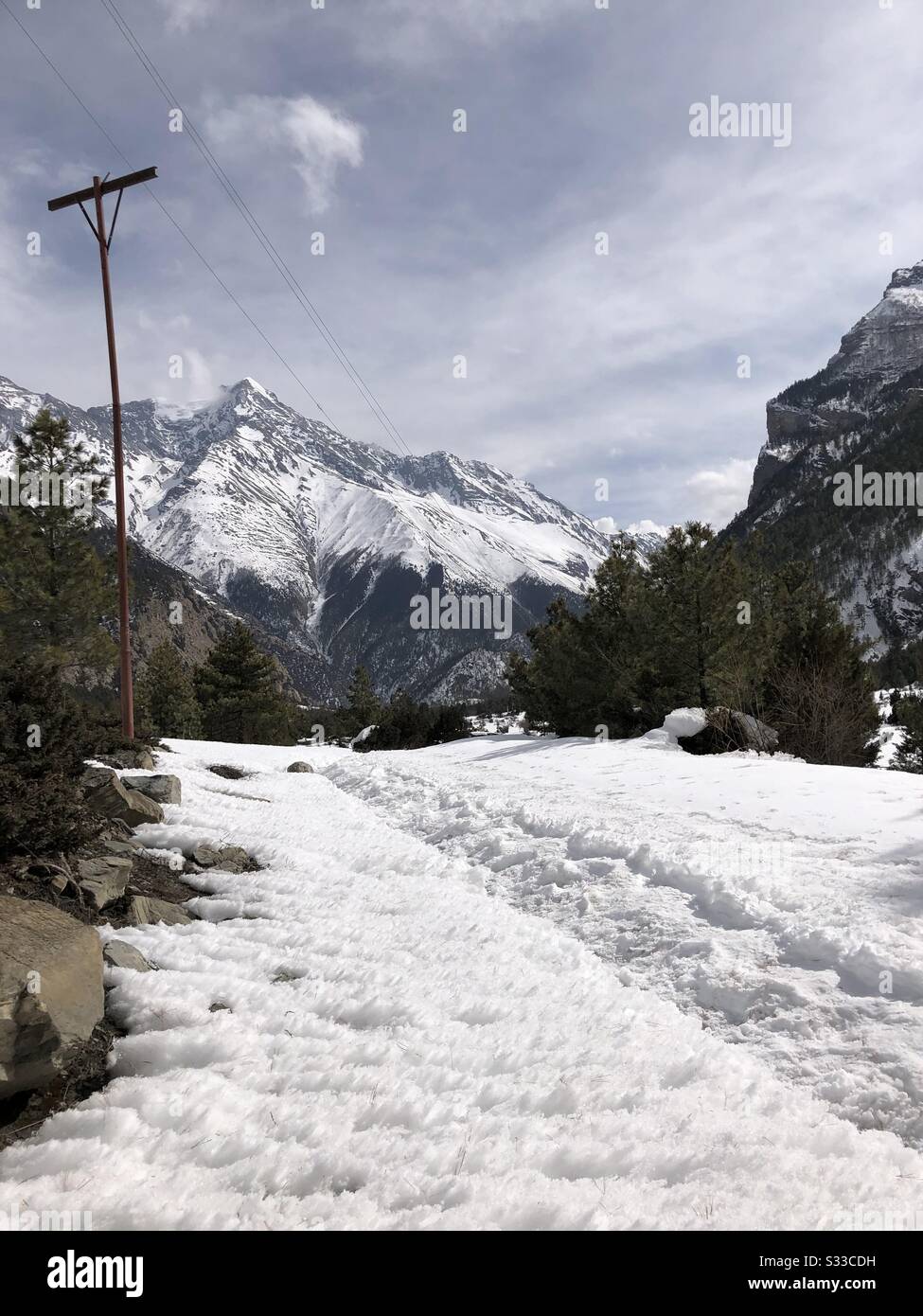 Wandern durch Schnee in den Bergen des Himalayas, Nepal. Stockfoto