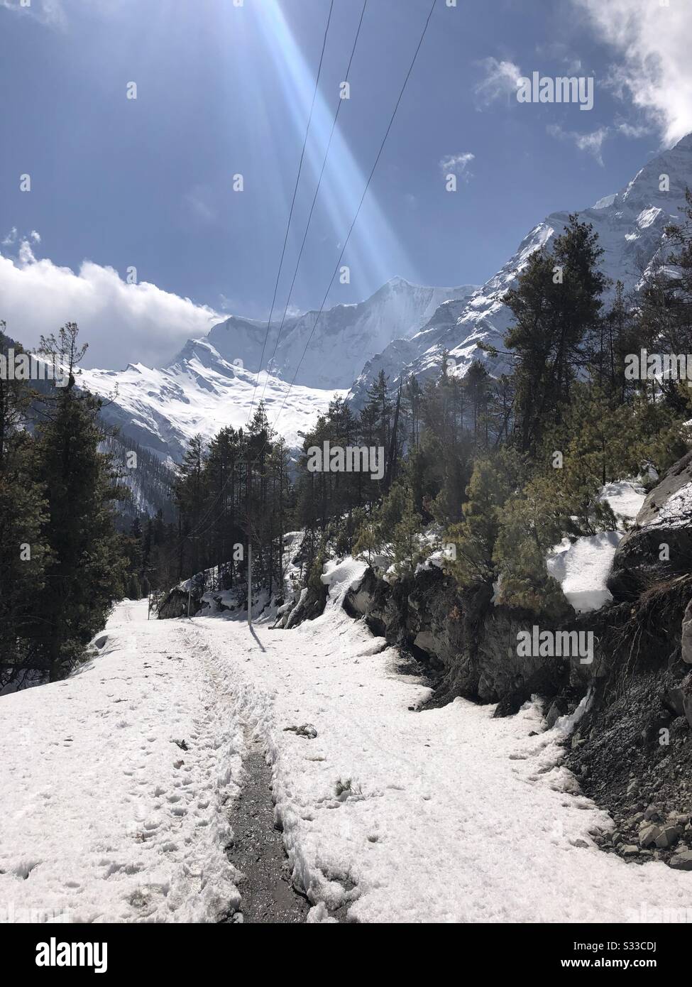 Wandern an einem sonnigen Tag in den Bergen des Himalayas, Nepal. Stockfoto