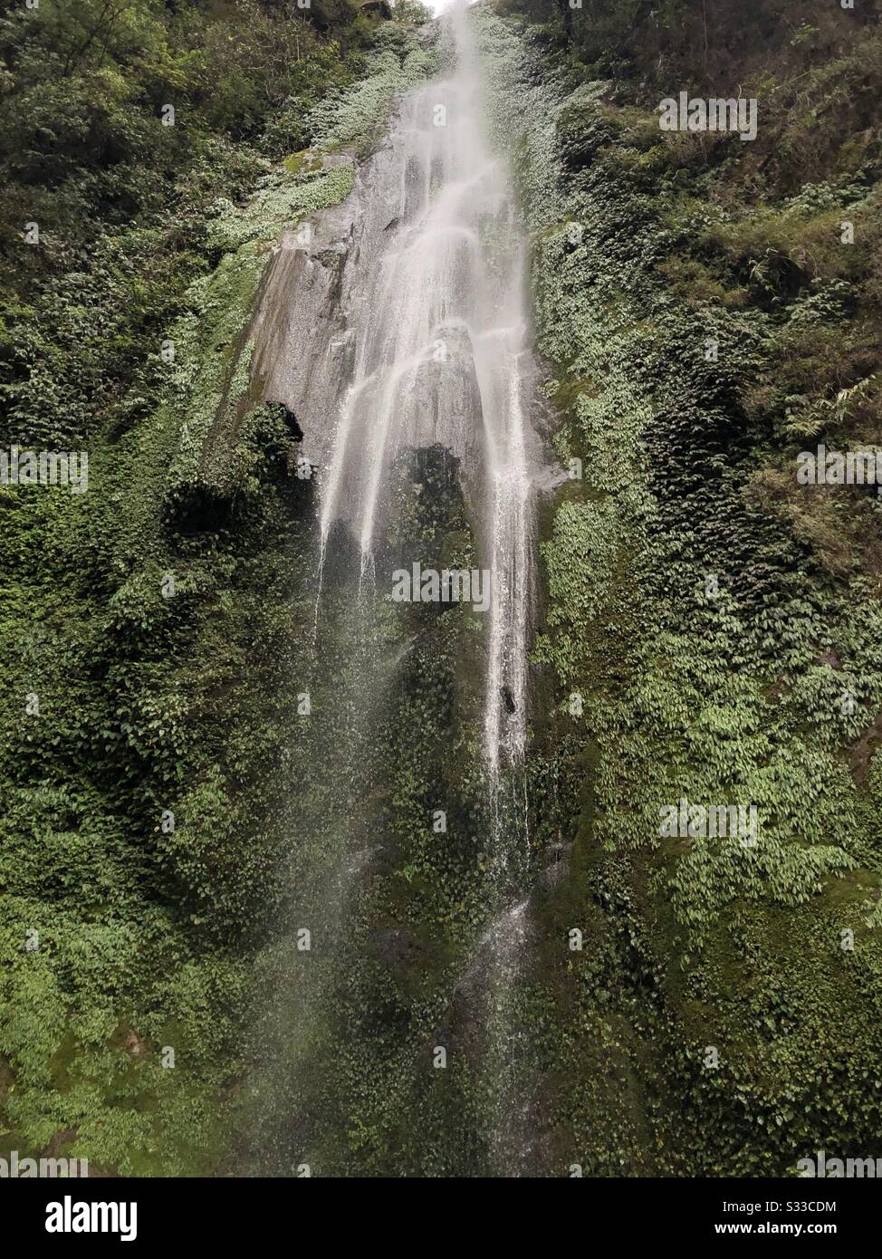 Schöner Wasserfall auf dem Annapurna Circuit, Nepal. Stockfoto