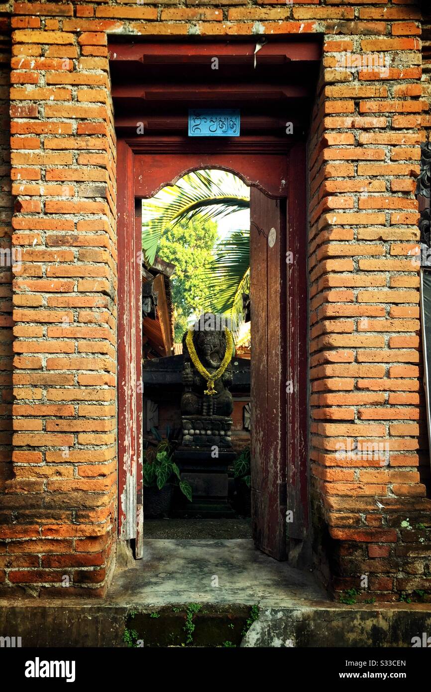 Eingang zu einer Wohnanlage in Ubud, Bali, Indonesien - Smartphone-aufgenommenes Stockfoto