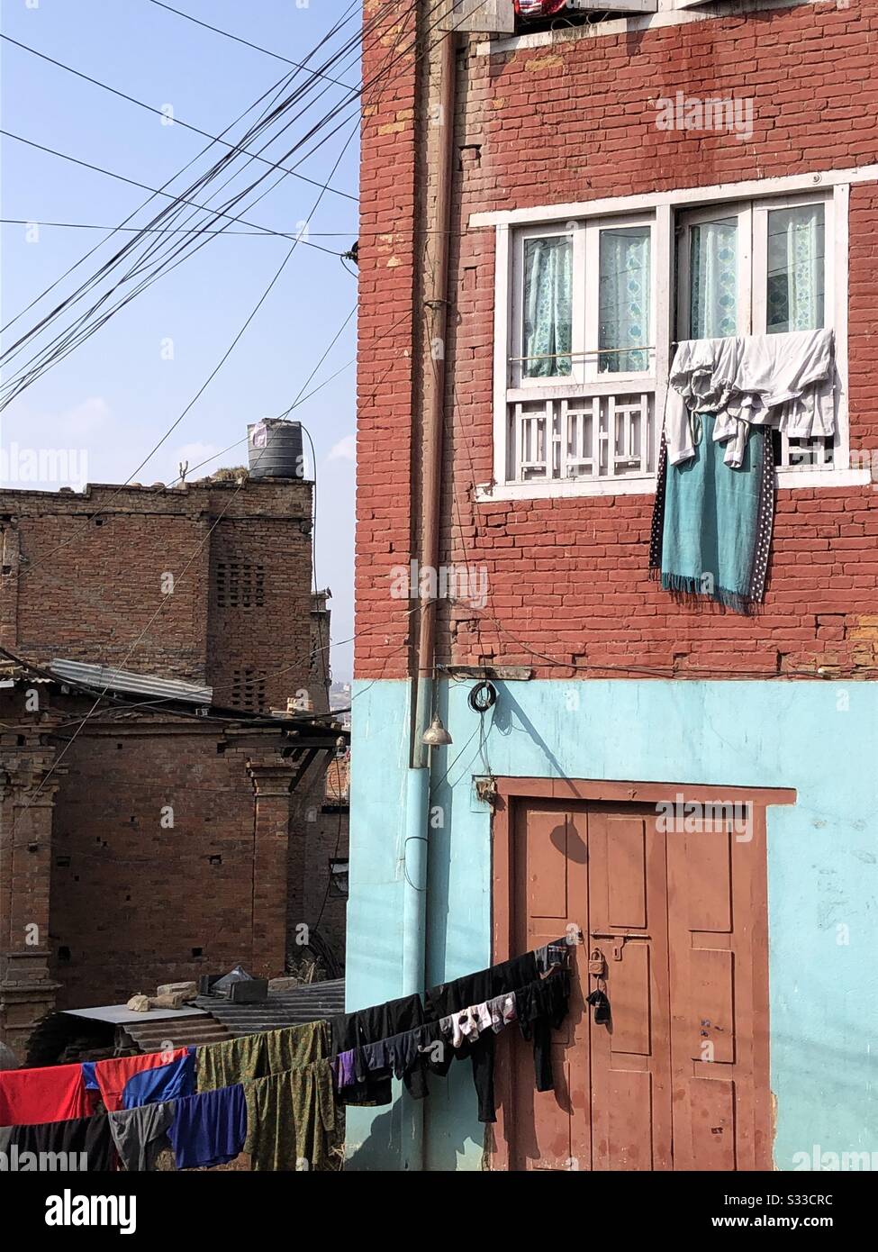 Wäscherei trocknet in der Wintersonne in Kathmandu, Nepal. Stockfoto