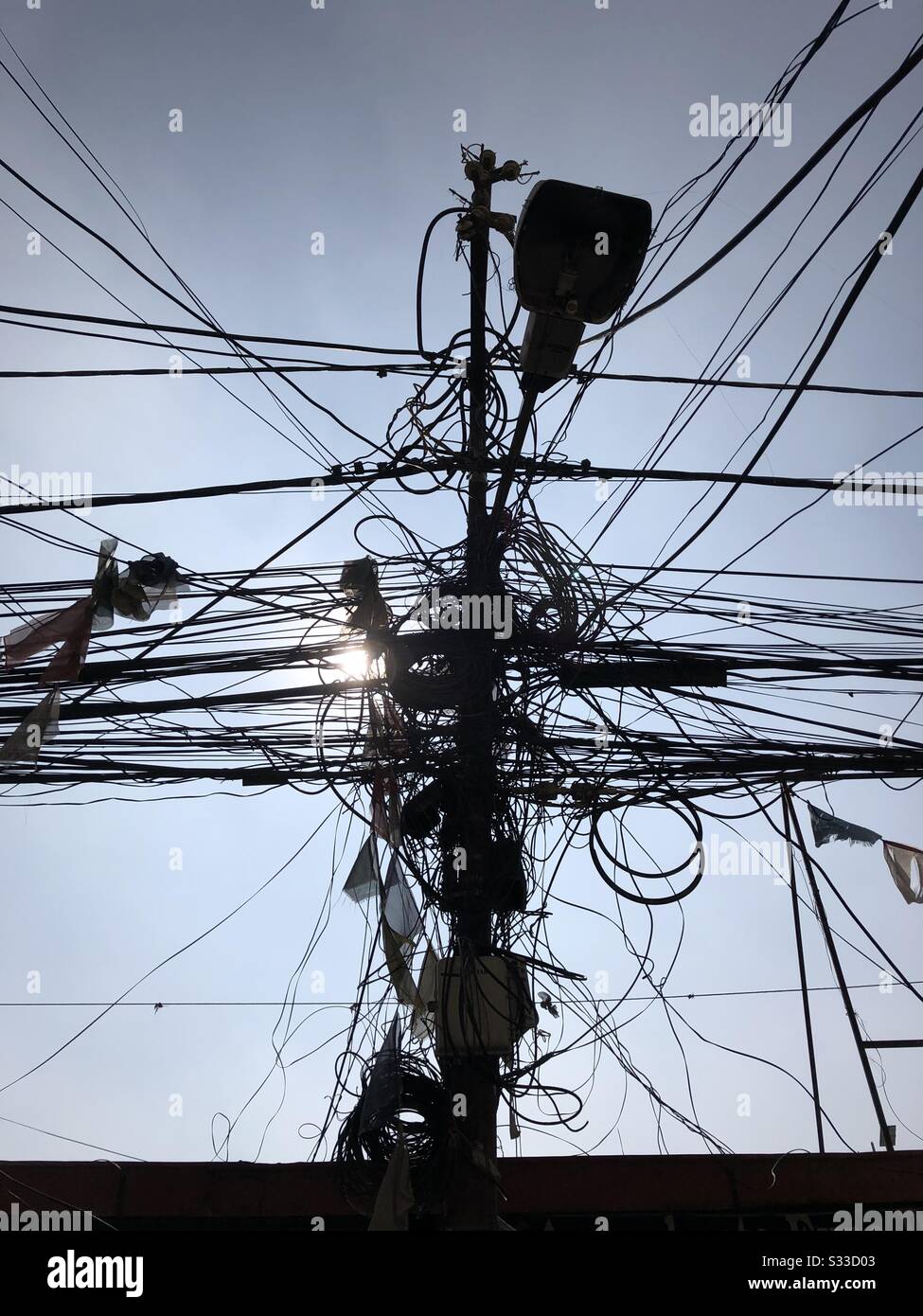 Die verrückte Art und Weise, wie Netzkabel in Nepal verwendet werden. Stockfoto