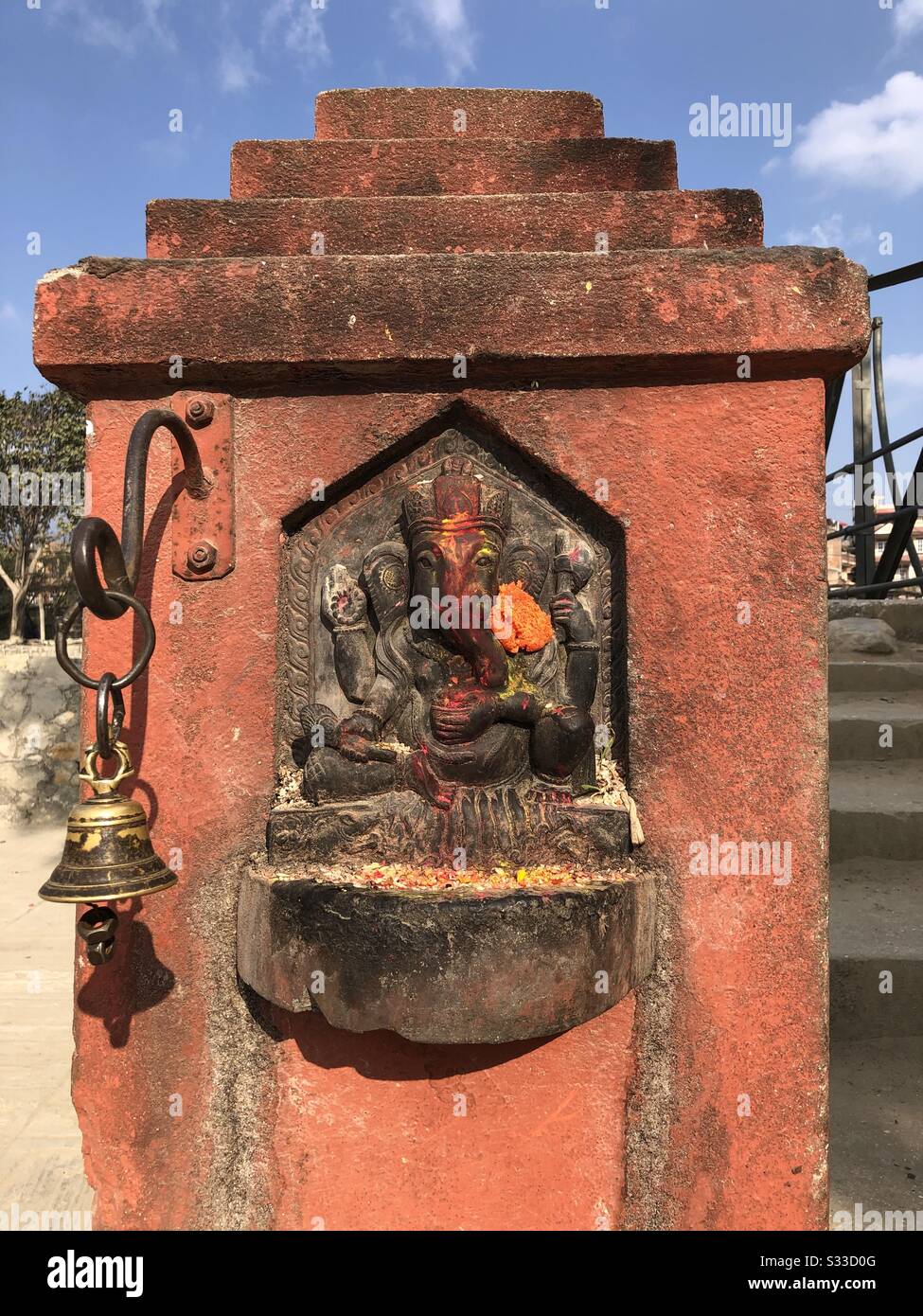 Kleines religiöses Zeichen neben einer Brücke in Kathmandu, nepal. Stockfoto