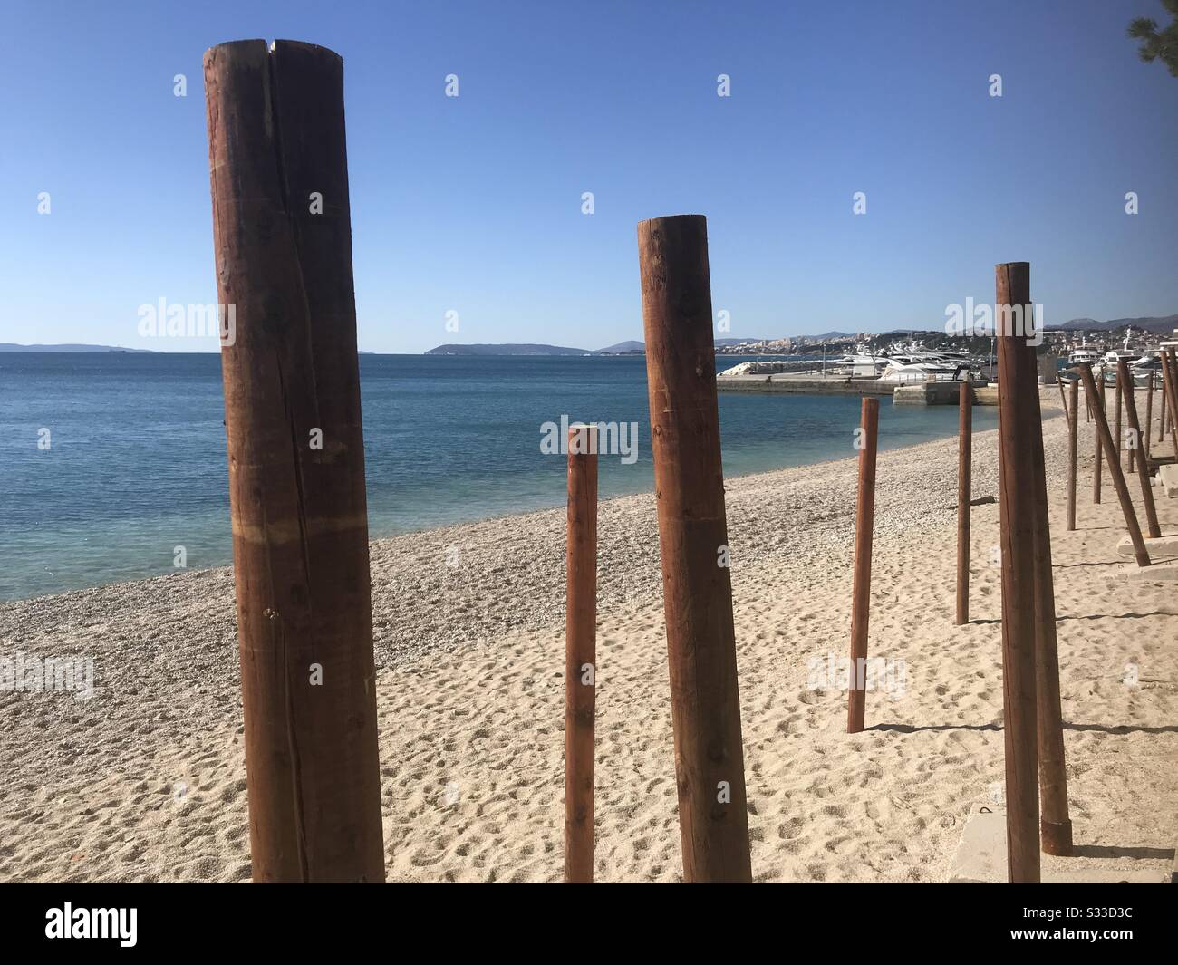 Split, Kroatien - Ein leerer Strand in einer Winterzeit vor dem Le Meridien Lav Hotel - Smartphone-aufgenommenes Stockfoto
