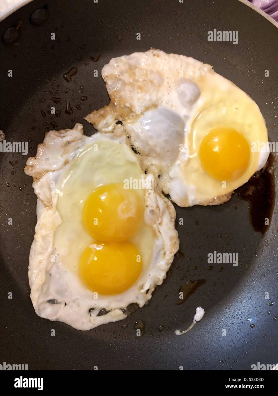 Zwei Eigelb in einem Ei Stockfoto
