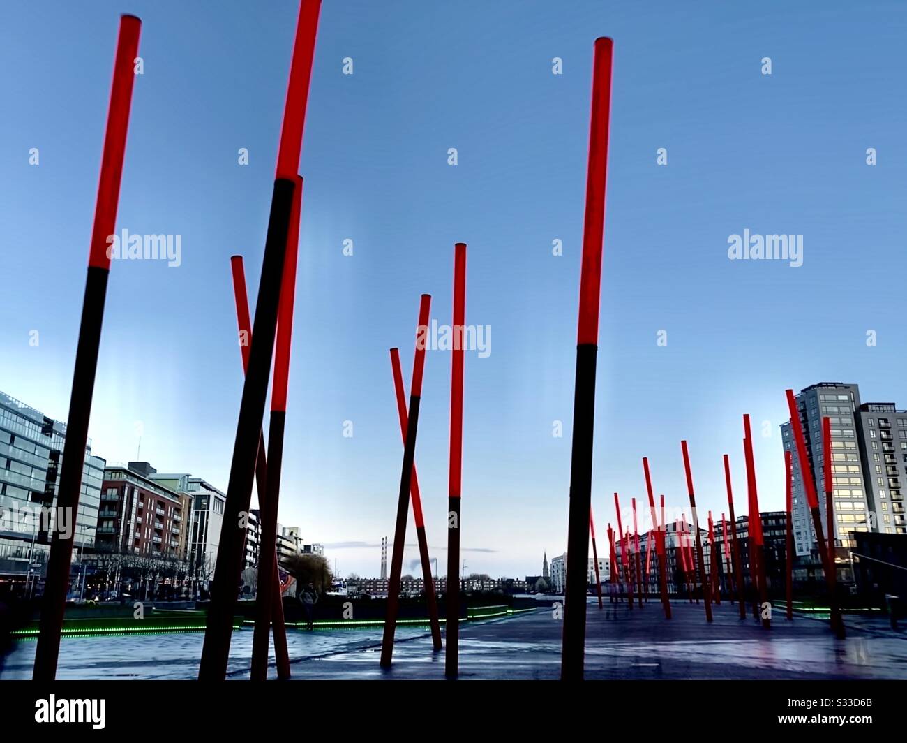 Grand Canal Square in Dublin Irland. Einer der größten öffentlichen Räume Dublins. Entworfen von Martha Schwartz. - Smartphone-aufgenommenes Stockfoto
