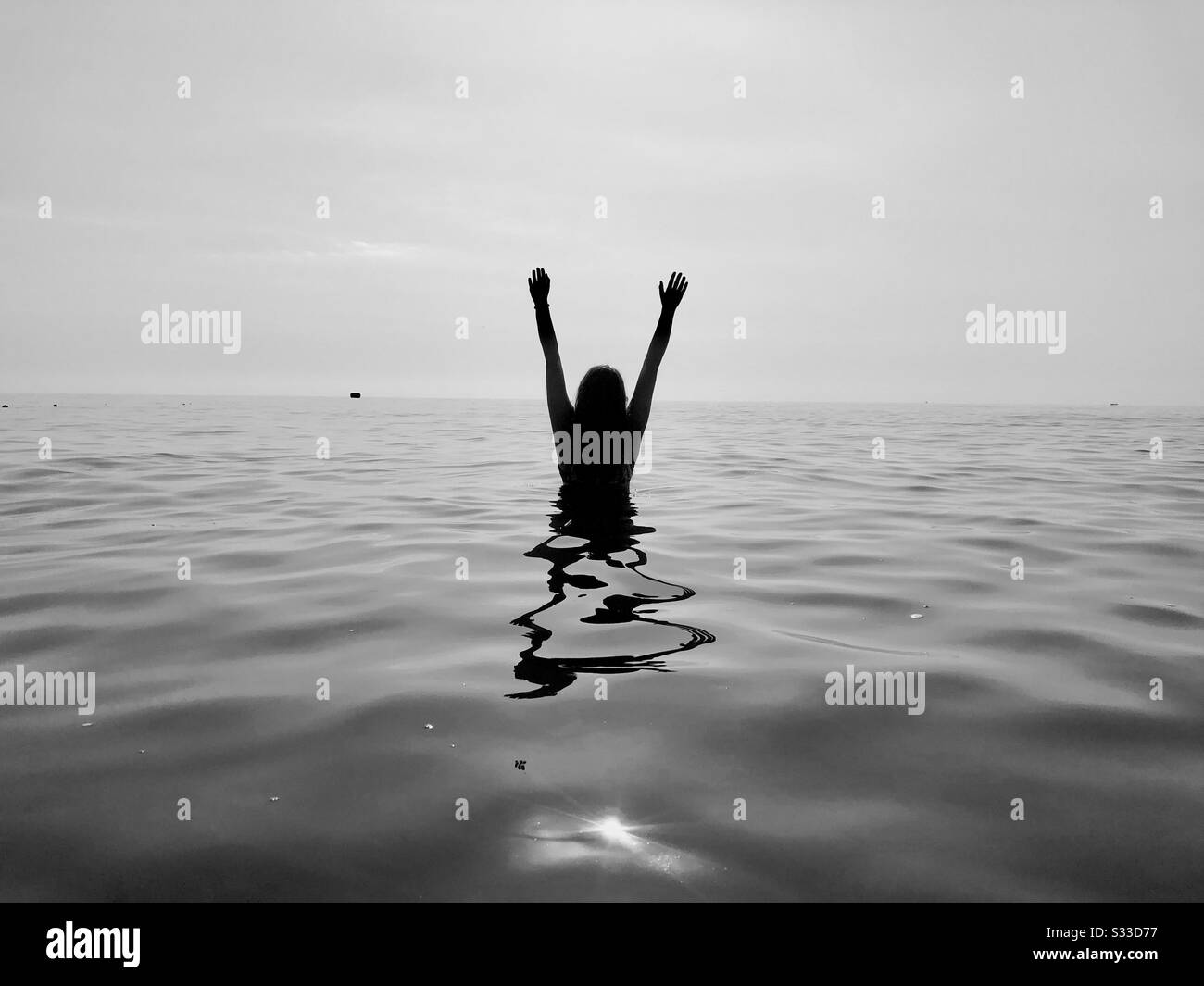 Schwarz-Weiß-Foto von Frau im Wasser - Smartphone-aufgenommenes Stockfoto