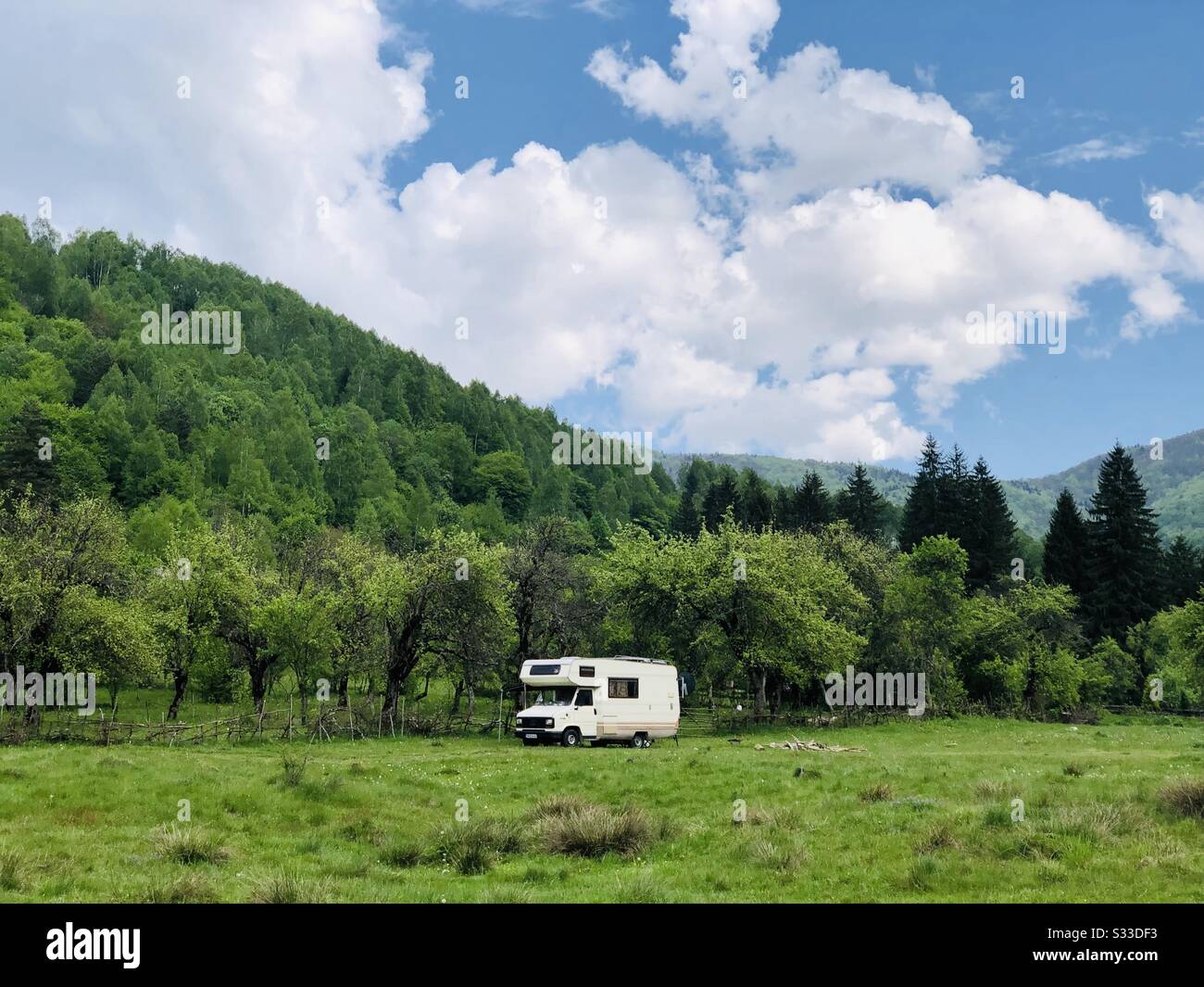 Camping-Van in einem Bergland sind an einem sonnigen Frühlingstag Stockfoto