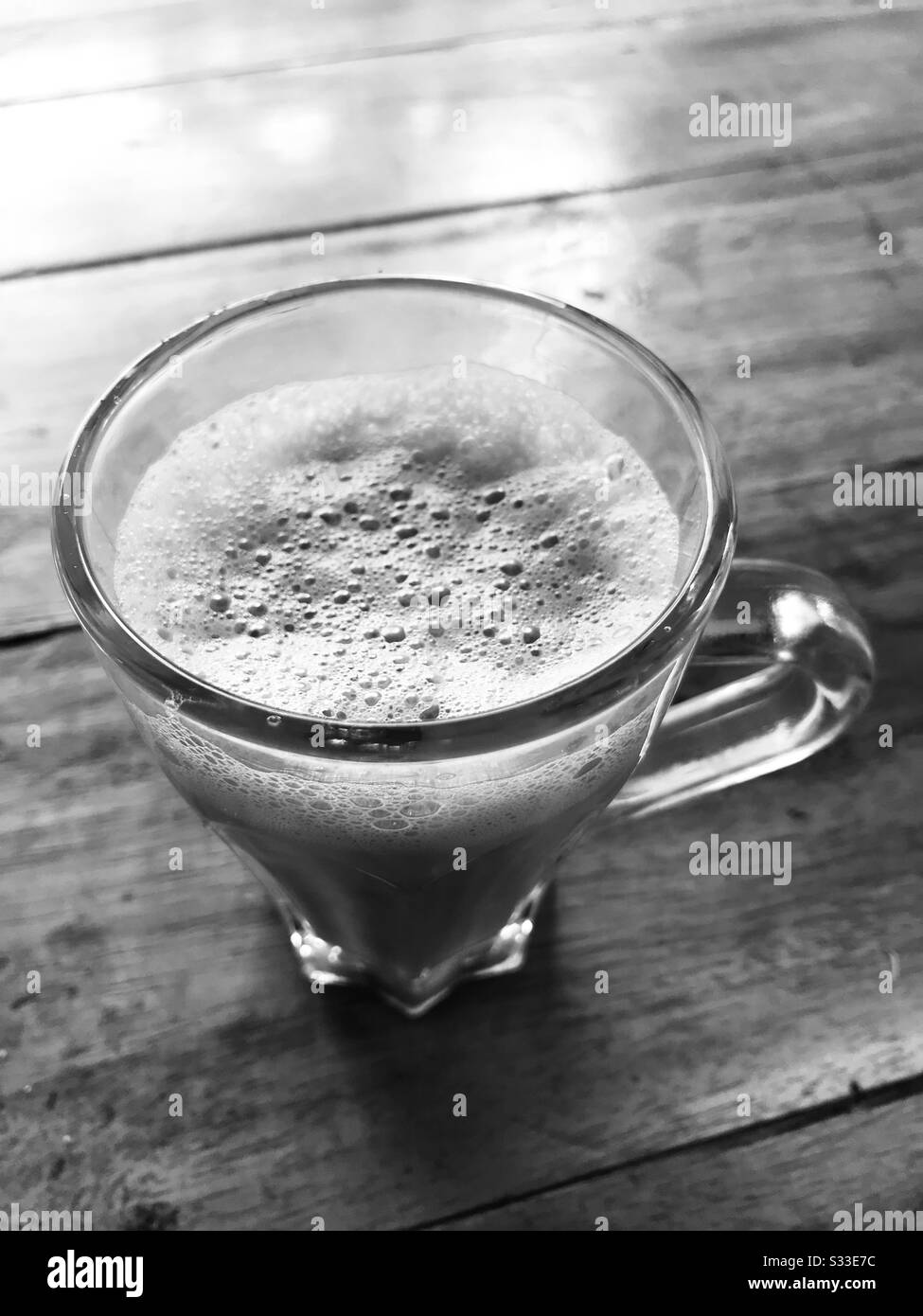 Teh Tarik Milchtee - heißer Tee ist bereit, auf Holztisch in einer Glasware zu trinken Stockfoto