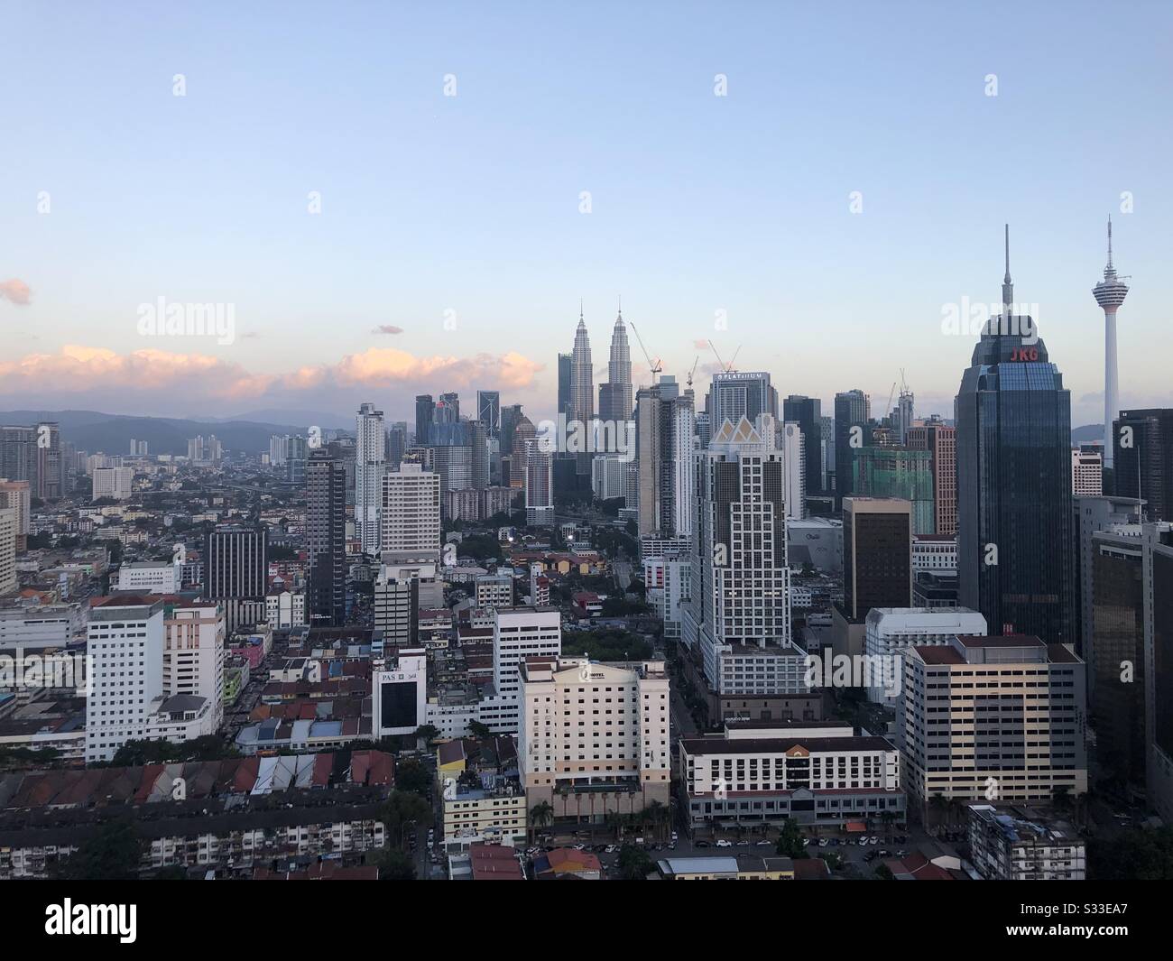 Schöner Sonnenuntergang hinter den berühmten Petronas Twin Towers in Kuala Lumpur, Malaysia. Stockfoto
