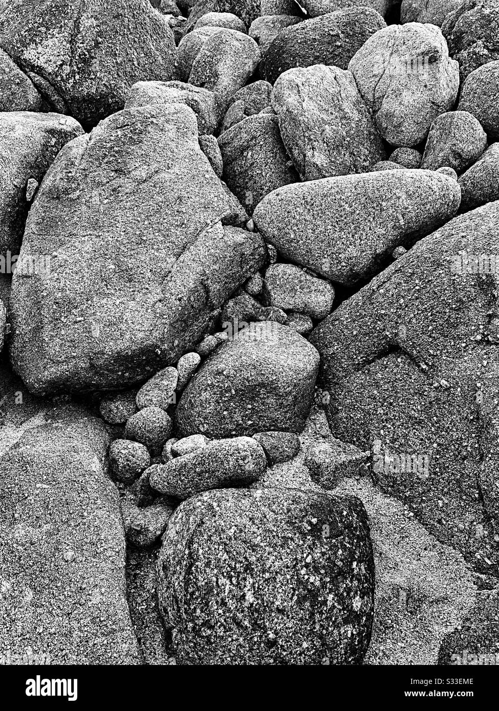 Felsen und Felsbrocken in schwarz-weiß Stockfoto