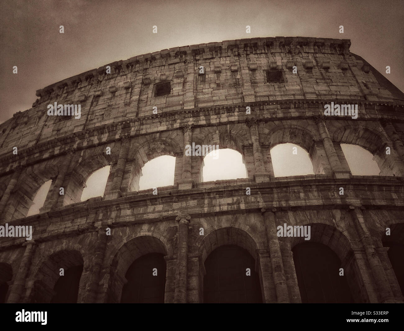 Ein Blick auf einen Abschnitt des berühmten und weltberühmten Kolosseum in Rom, Italien. Dieses alte Gebäude ist ein Weltkulturerbe. Fotowredit - © COLIN HOSKINS. - Smartphone-aufgenommenes Stockfoto