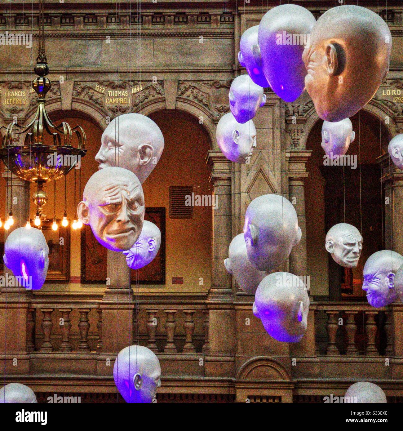 Schwebende Köpfe in der Kelvingrove Art Gallery Glasgow, Schottland. Stockfoto