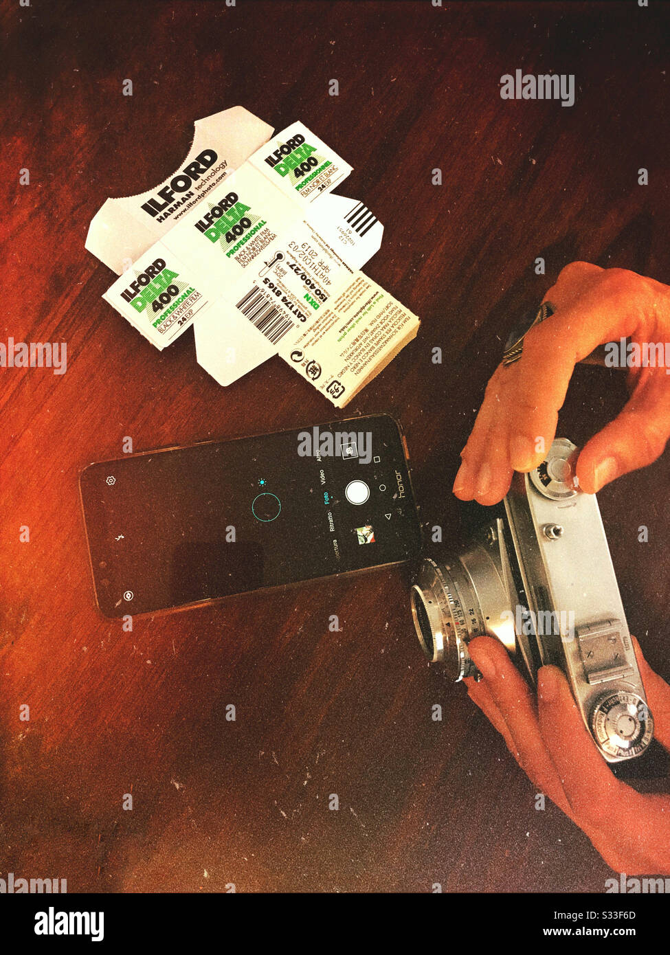 Laden von Analogfilm 35 mm auf kodak Vintage Camera - Smartphone-aufgenommenes Stockfoto