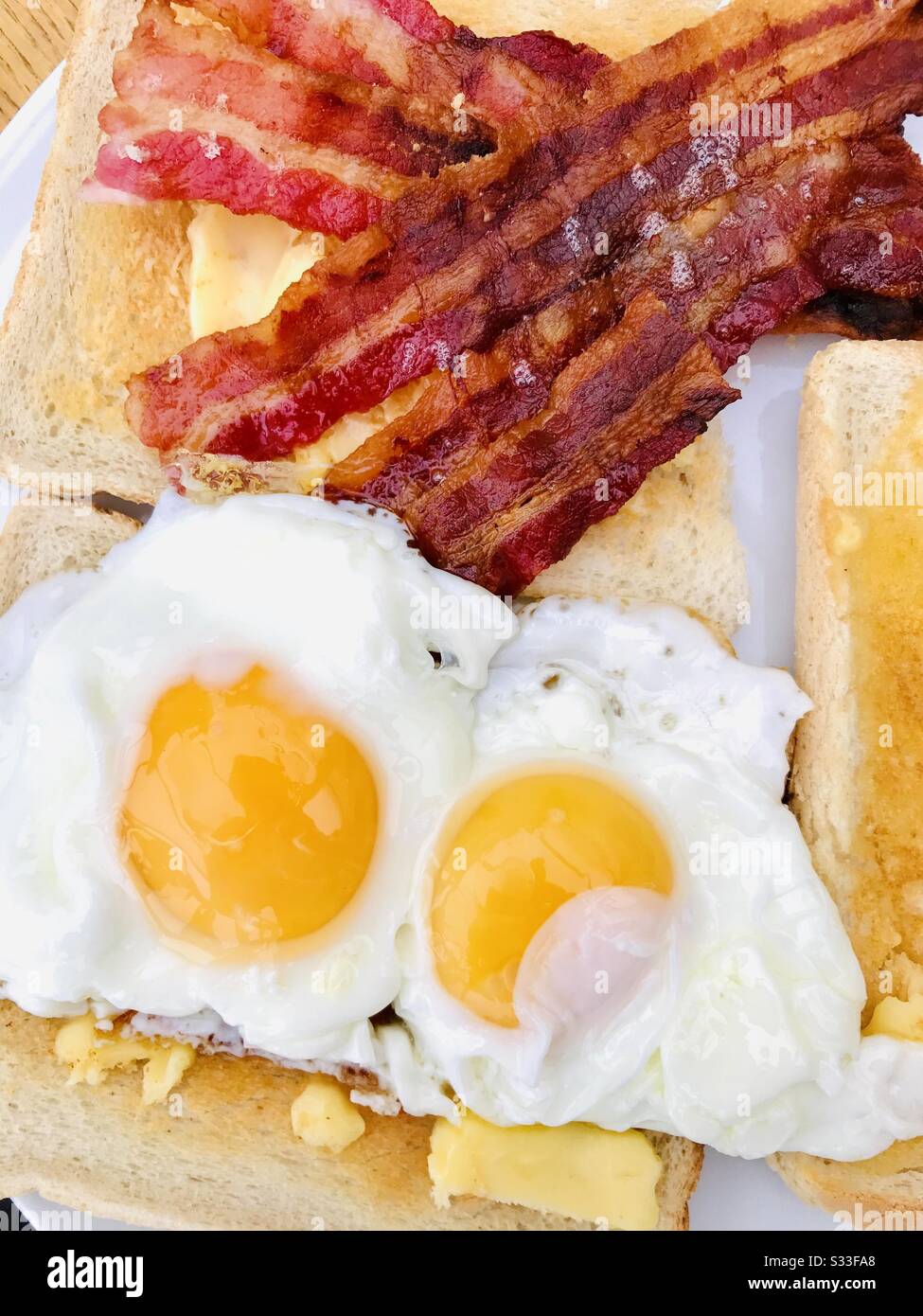 Speck und gebratenes Ei, offenes Frühstückssandwich Stockfoto