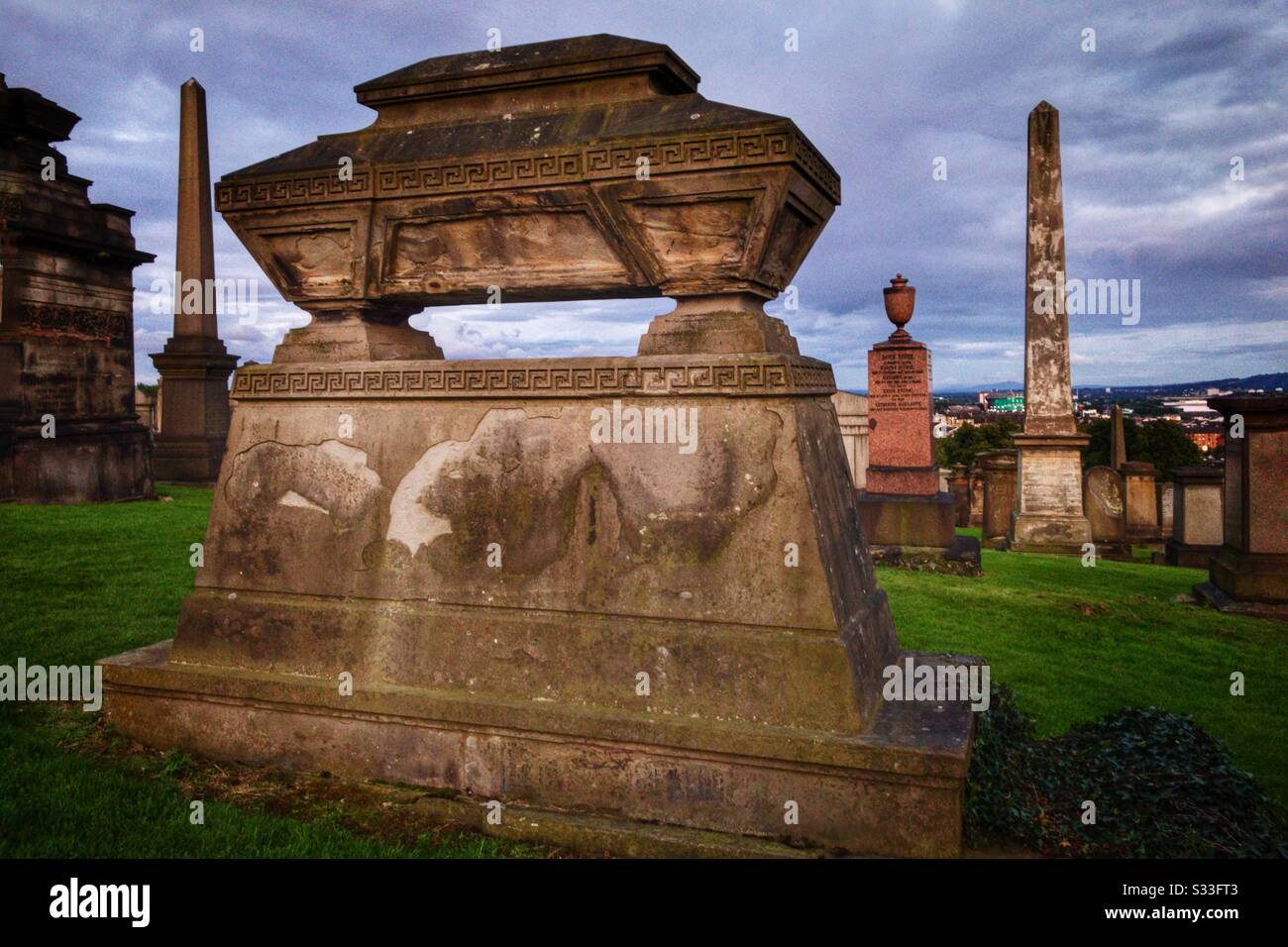Grabstein in Glasgow Necropolis, Schottland. Stockfoto