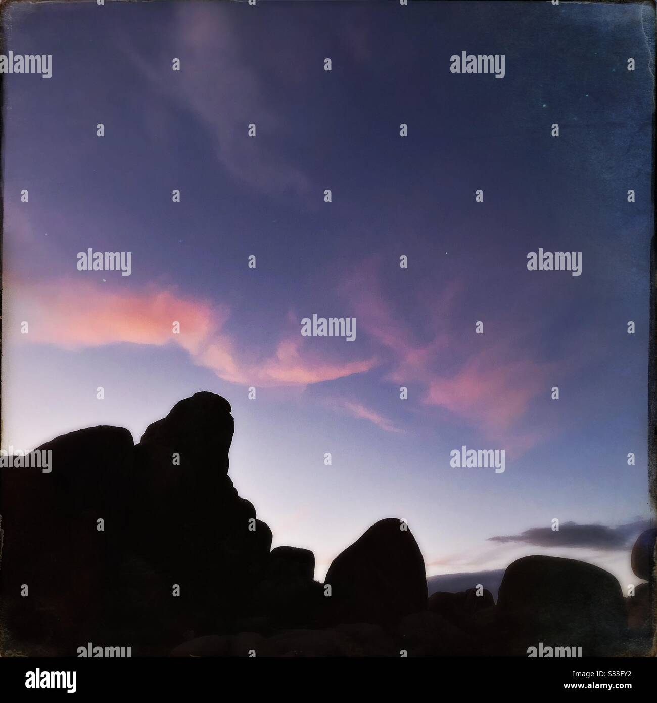 Sonnenuntergang über Felsen im Joshua Tree National Park Stockfoto