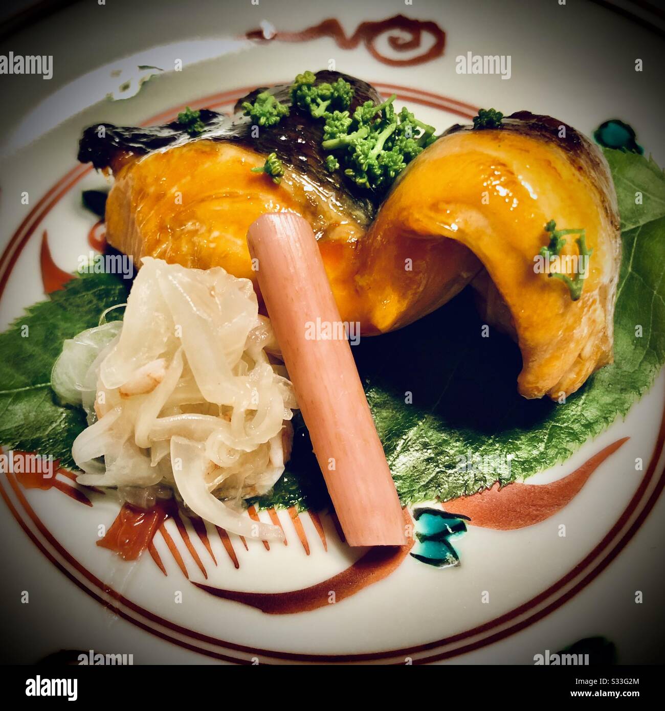 Gegrillter Lachs mit eingelegtem Ingwer, Gänseki-Mahlzeit serviert in einem Ryokan in Kyoto, Japan - Smartphone-aufgenommenes Stockfoto