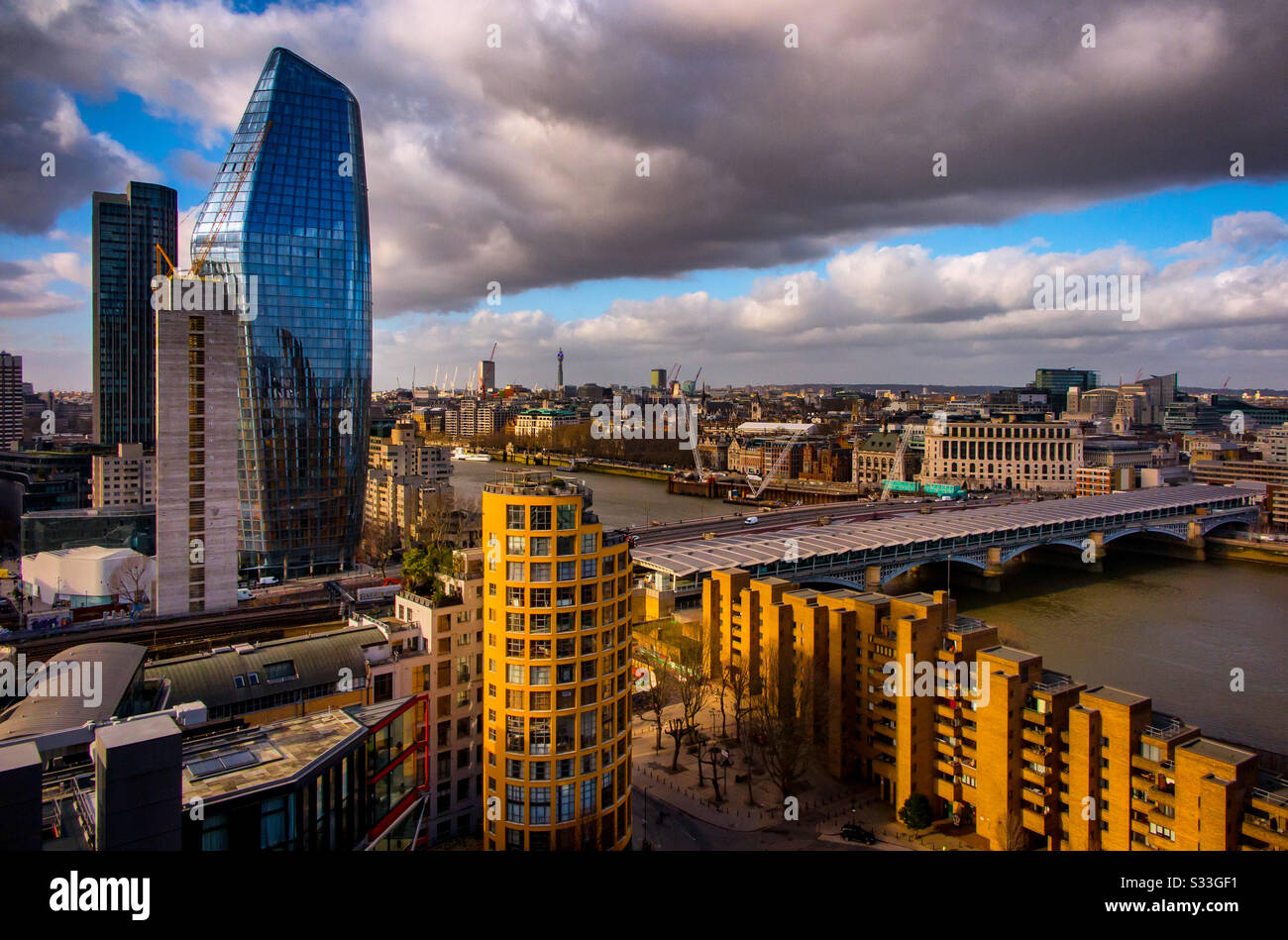 Blick auf die Themse in London England vom Südufer aus mit Blick nach Nordwesten. Stockfoto