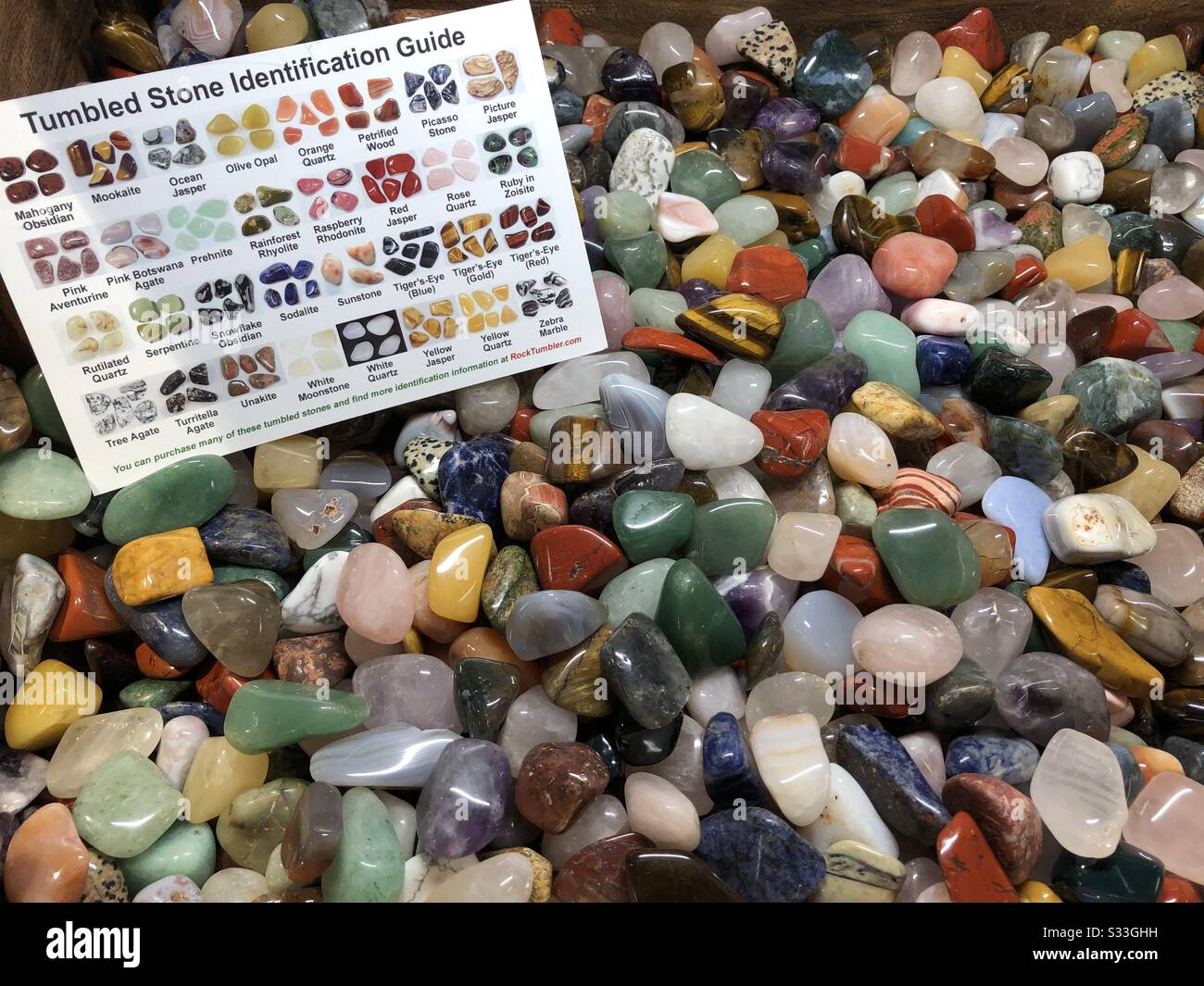 Verschiedene bunte Steine Und Ausweiskarten. Stockfoto