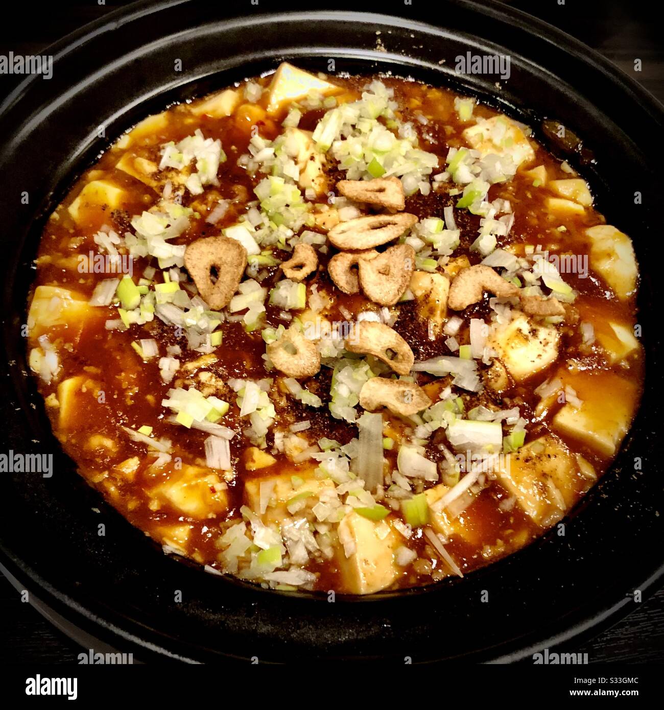 Mapo dufu: Tofu und Hackfleisch in doubischer Chilisauce Stockfoto