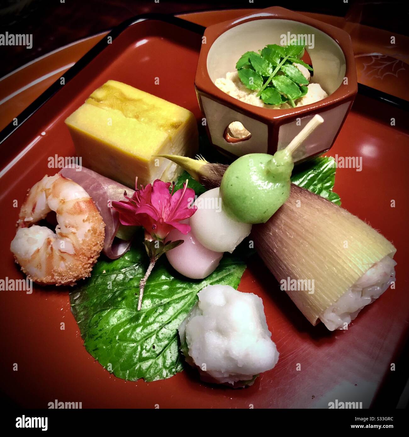 Hassun: Zweiter Gang einer Gänseki-Mahlzeit. Gemüse, Garnelen, Bambusschießen und Omelette. Serviert in einem Ryokan in Kyoto, Japan - Smartphone-aufgenommenes Stockfoto
