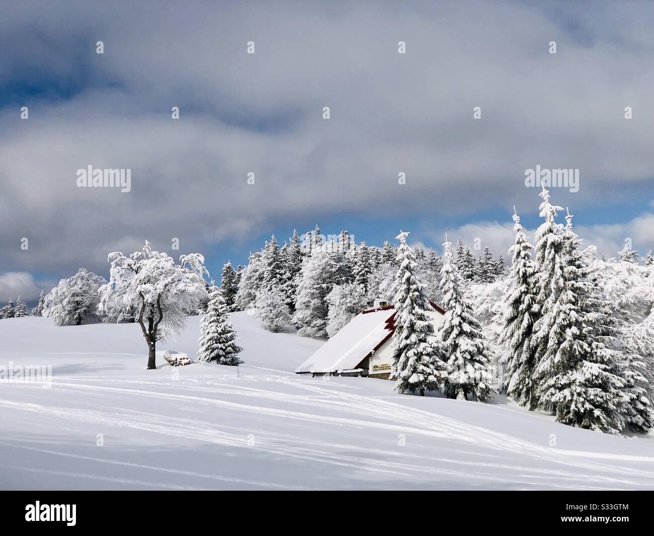 Einsame Hütte in den Bergen im Winter Stockfoto