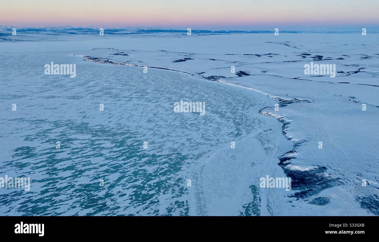 Luftaufnahme von Lockhart Point über den gefrorenen Kotzebue Sound in der Arktis Alaskas im Winter Stockfoto
