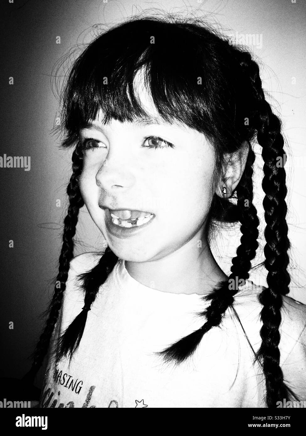 Mädchen mit platts im Haar - Smartphone-aufgenommenes Stockfoto