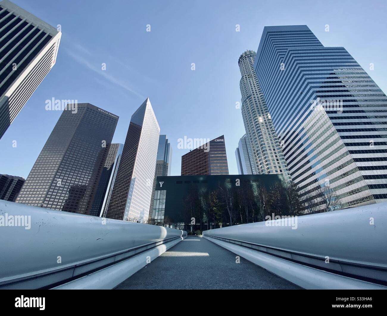 Los ANGELES, CA, JANUAR 2020: Blick auf die Sonne über die Skybridge, Financial District in Downtown mit Wolkenkratzern. Weitwinkelobjektiv mit Blick nach oben - Smartphone-aufgenommenes Stockfoto