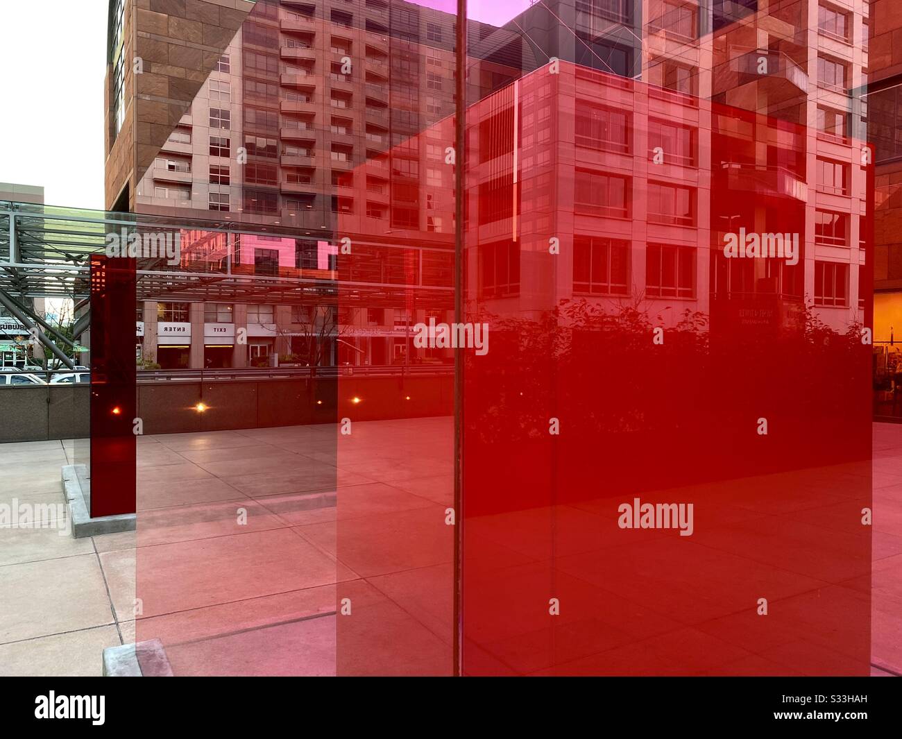 Los ANGELES, CA, JANUAR 2020: Blick durch transparente rosafarbene und rote Plexiglaskunstinstallation außerhalb des Museum of Contemporary Art in Downtown - Smartphone-aufgenommenes Stockfoto