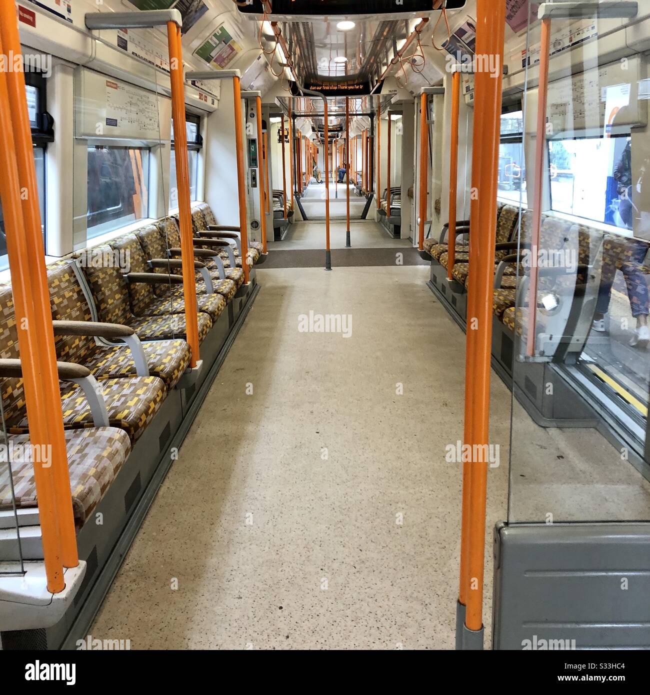London Overground Zugwagen ohne Passagiere Stockfoto