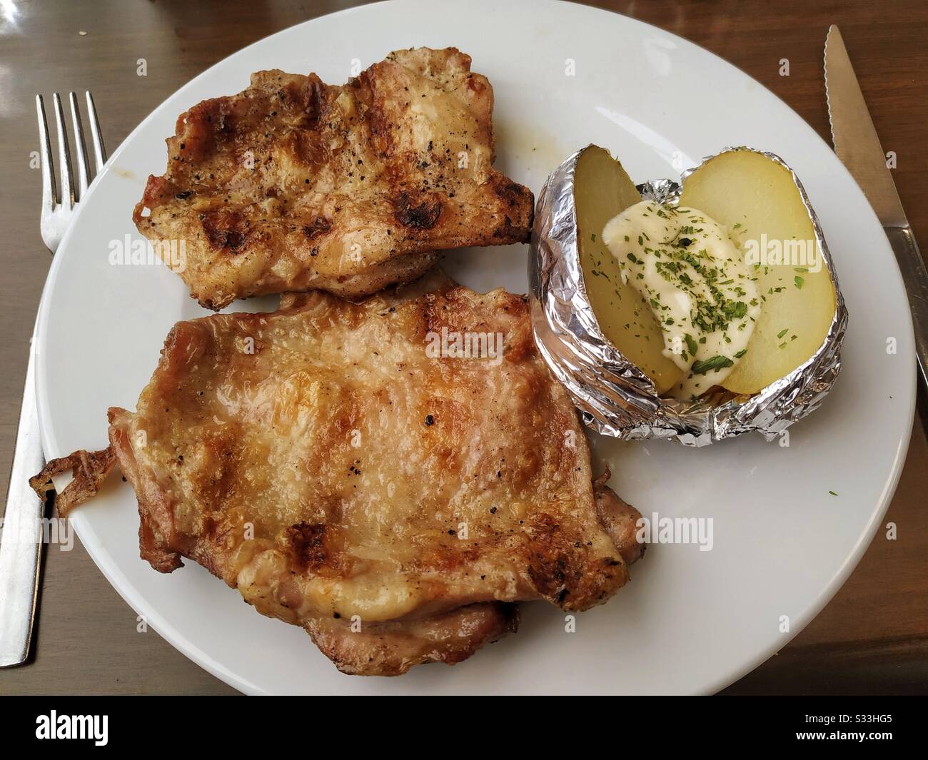 Hühnchen ohne Knochen mit Kartoffel und Sauce. Stockfoto